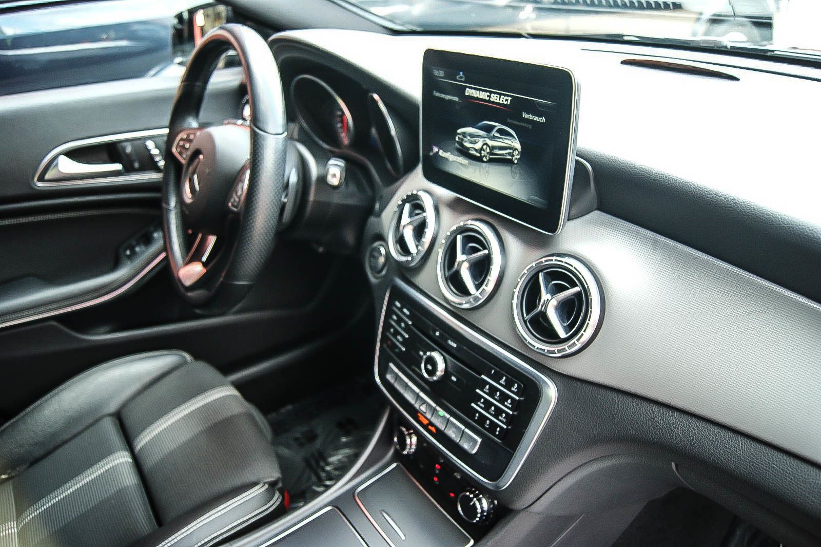 Fahrzeugabbildung Mercedes-Benz CLA 200 Shooting Brake 7G-DCT LED KEYLESS NAVI