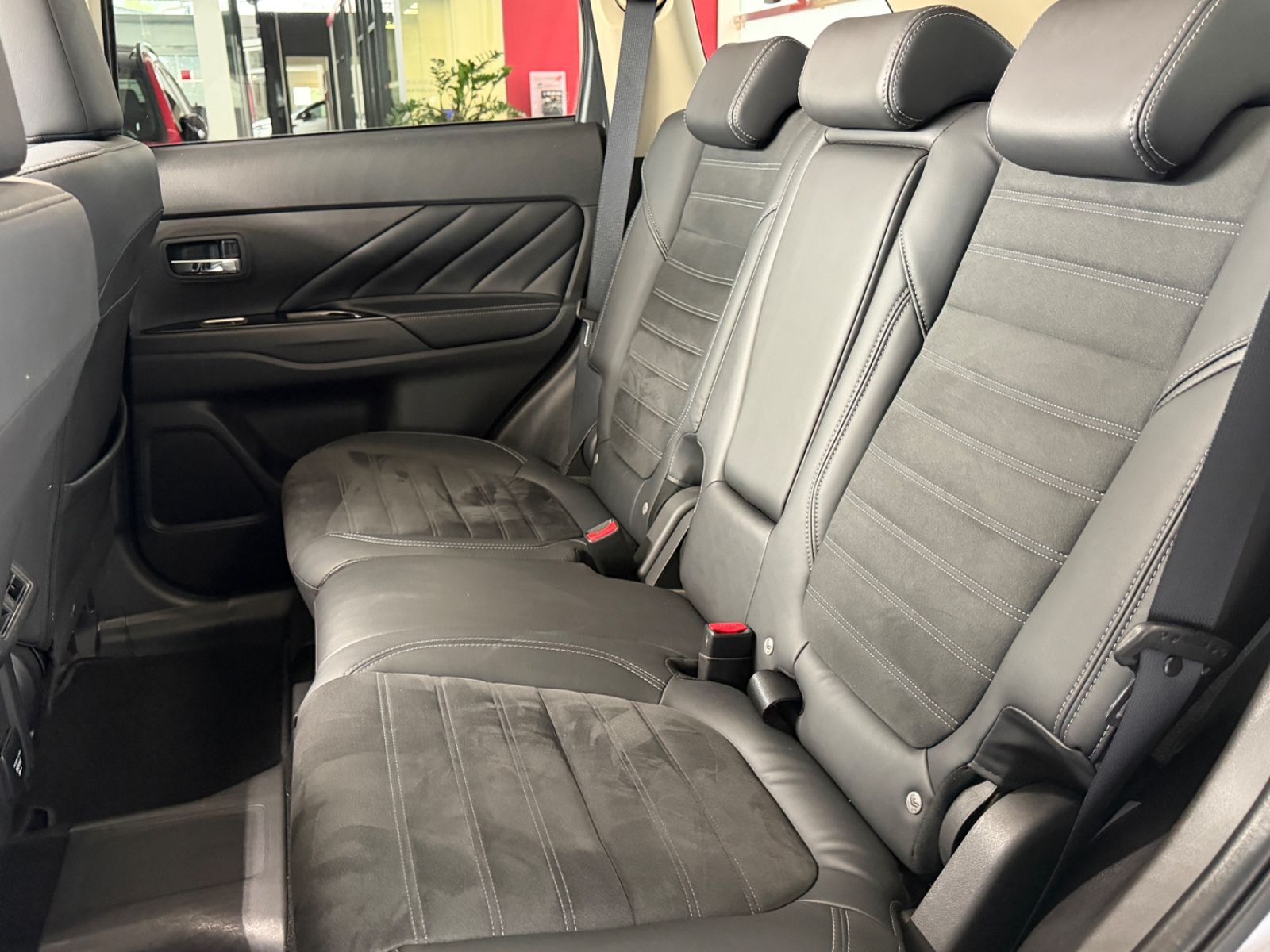 Fahrzeugabbildung Mitsubishi 2.4 Plug-in Hybrid Outlander Diamant Spirit AHK