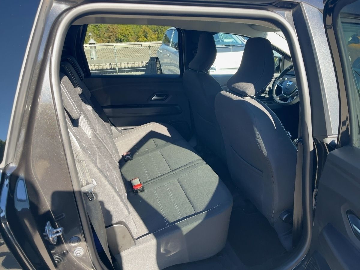 Fahrzeugabbildung Dacia Jogger Comfort TCe 100 ECO-G LPG AHK, SHZ - mit KI generiert/bearbeitet