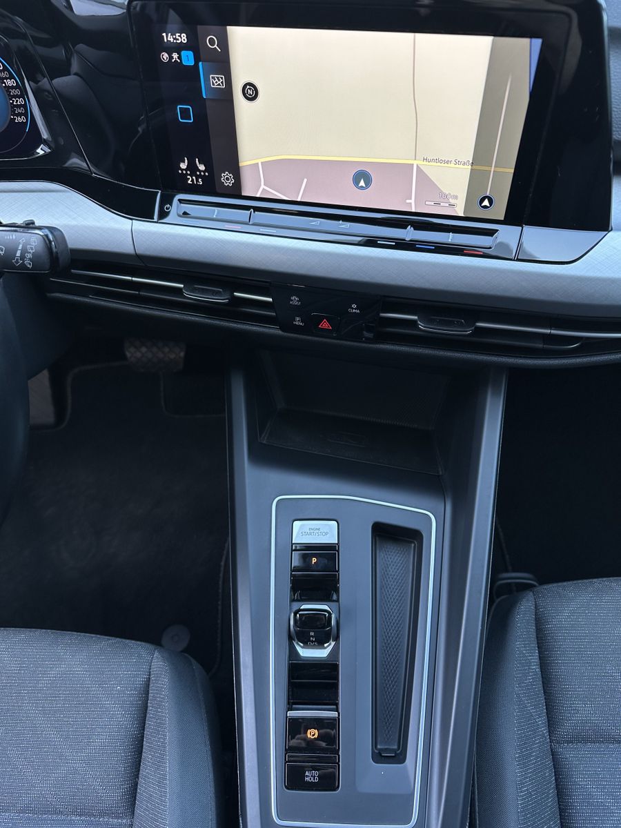 Fahrzeugabbildung Volkswagen Golf VIII 2.0 TDI DSG Life NAV+LED+AHK+ACC+18ZO