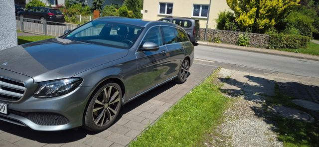 MERCEDES-BENZ E 220d T AVANTGARDE Autom. AVANTGARDE