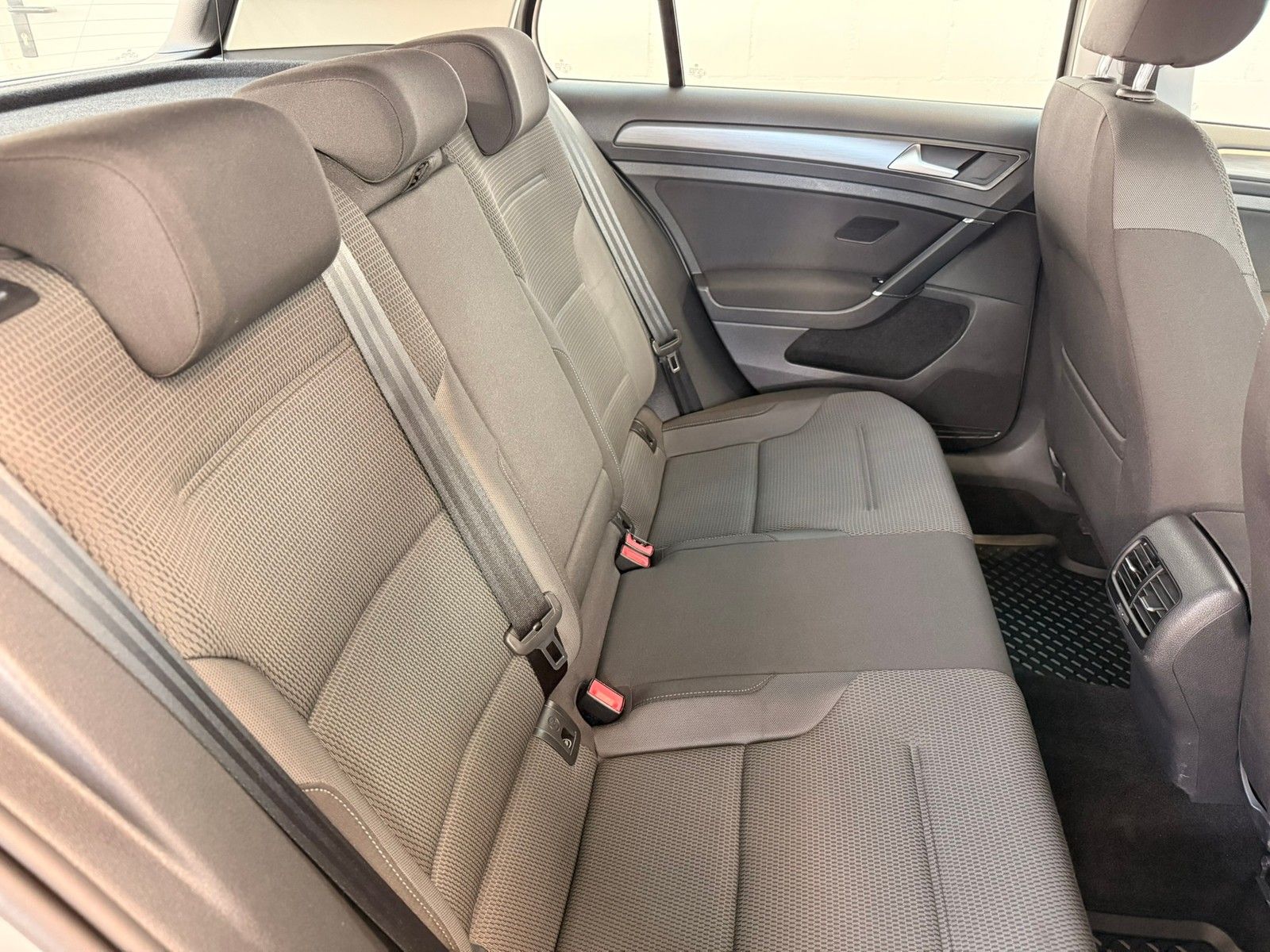 Fahrzeugabbildung Volkswagen e-Golf VII Lim +Wärmepumpe + LED + Spiegel Paket