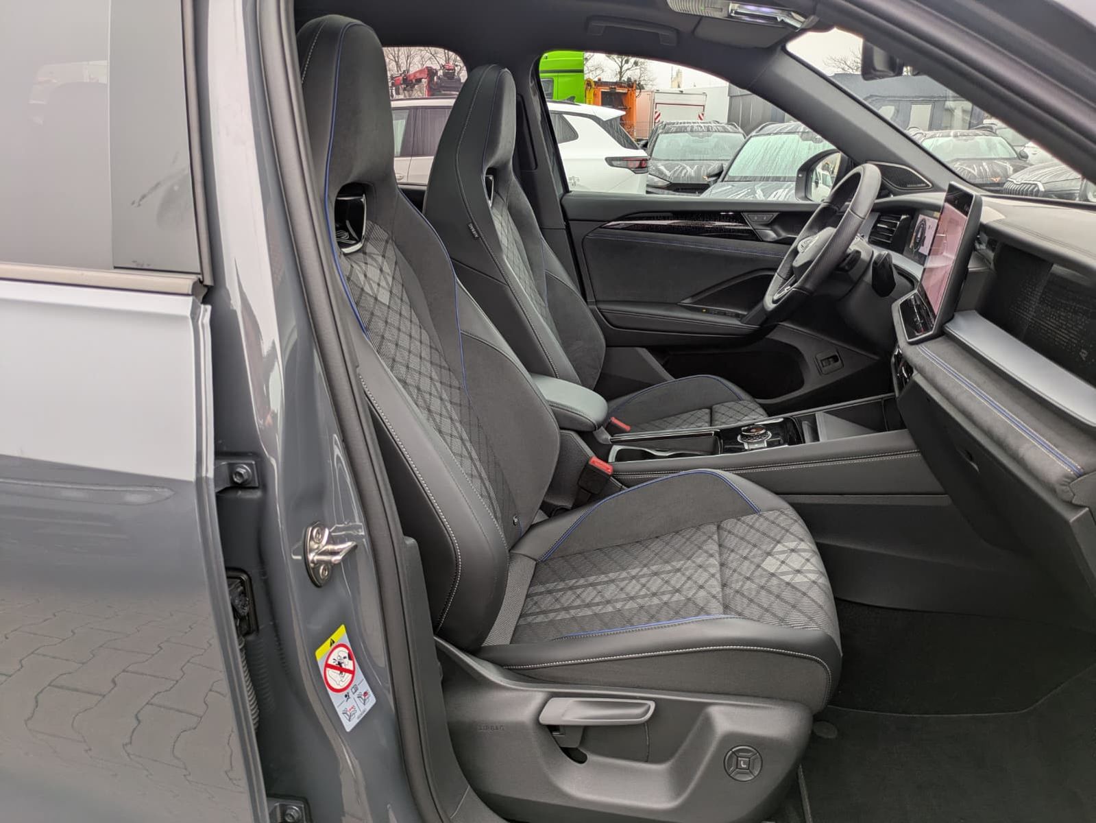 Fahrzeugabbildung Volkswagen Tayron 2.0 TDI 4M R-Line BLACK*7Si*MATRIX*PANO