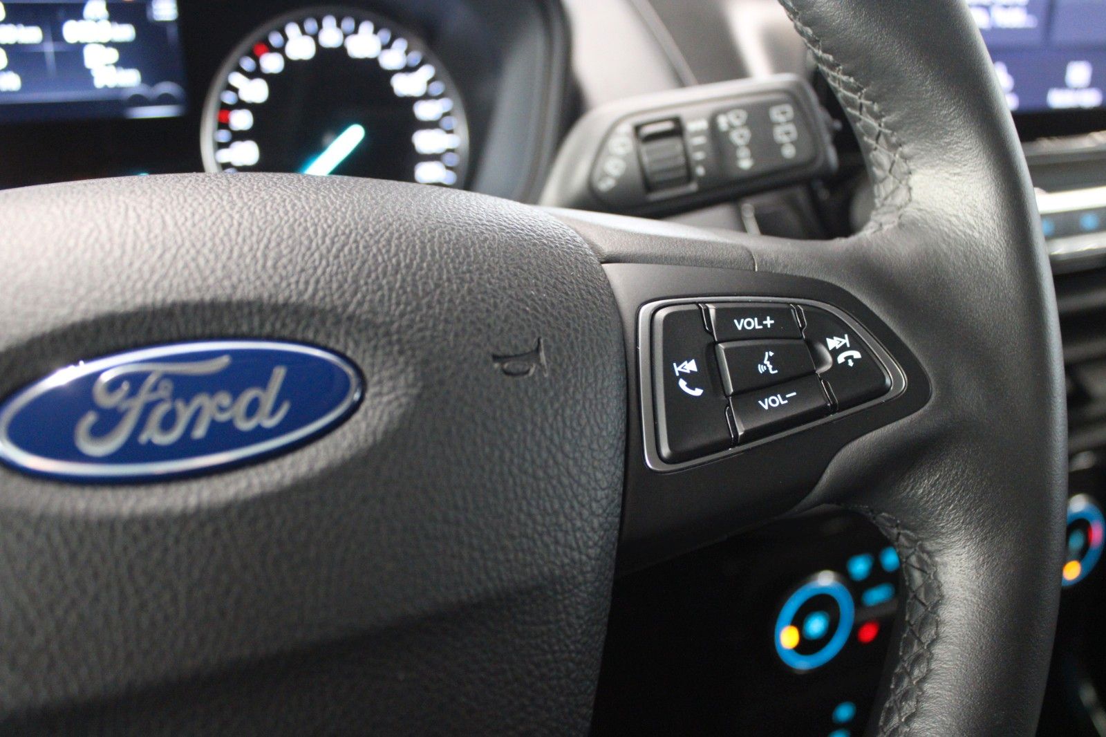 Fahrzeugabbildung Ford EcoSport Titanium LED WinterPaket DAB Teilleder