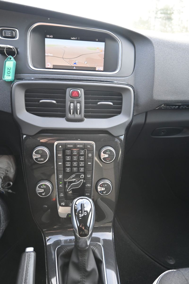 Fahrzeugabbildung Volvo V40 Cross Country D2 Momentum*Fahrass.Paket*RFK*