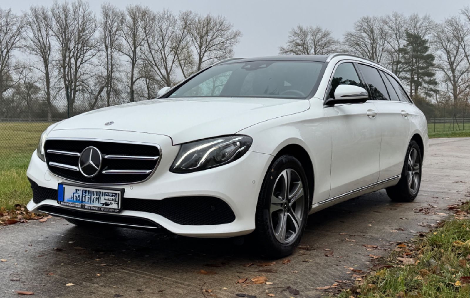 MERCEDES-BENZ E 220 d T Autom*Pano*Standhz*Distronic*Ambiente*