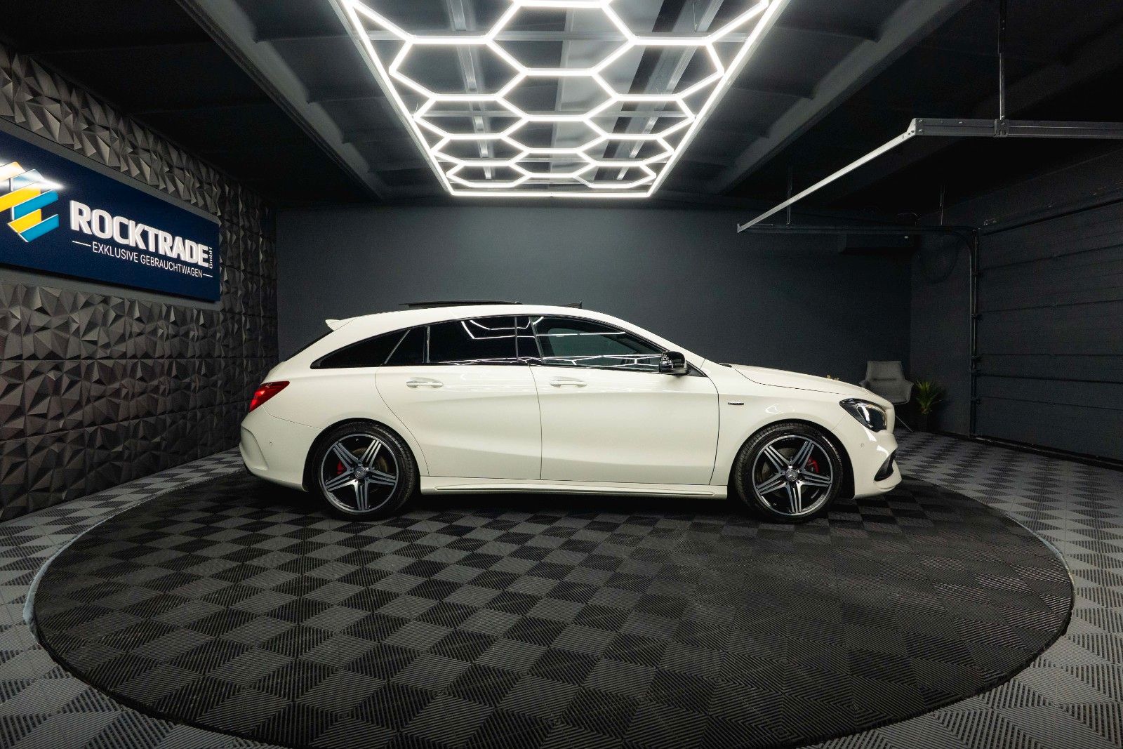 Fahrzeugabbildung Mercedes-Benz CLA 250 Shooting Brake 4Matic AMG Night Pano LED