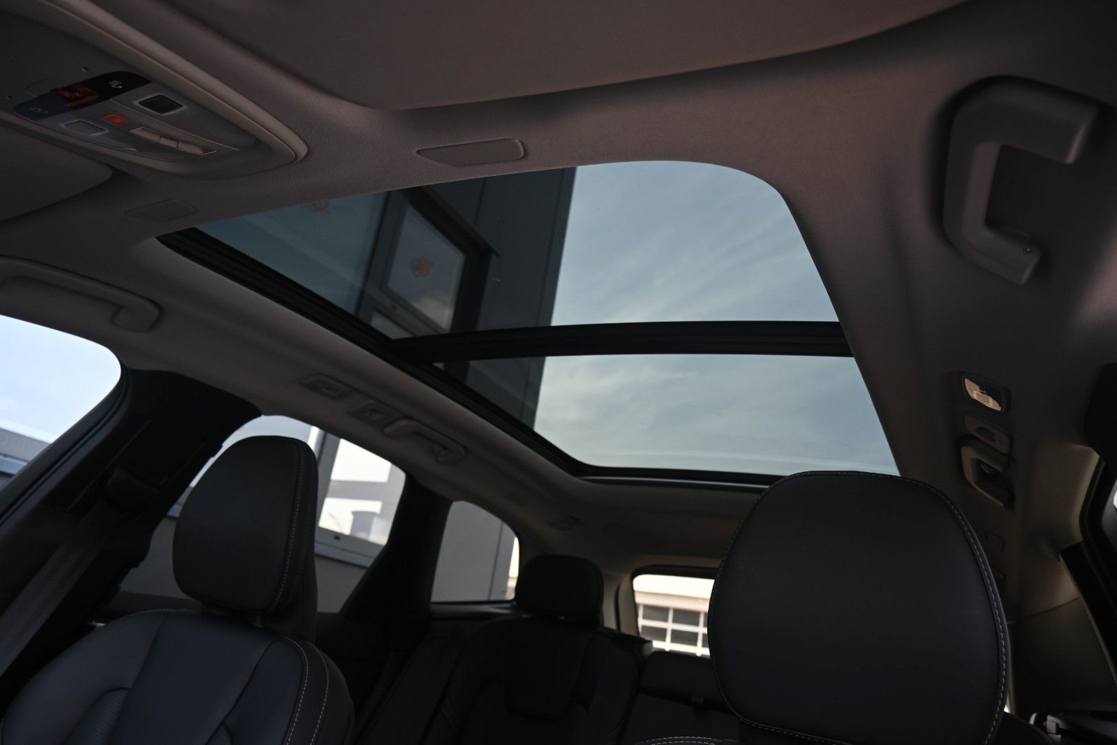 Fahrzeugabbildung Volvo XC60 T8 RC AWD Ultra Dark**360*LUFT*B&W*FACELIFT