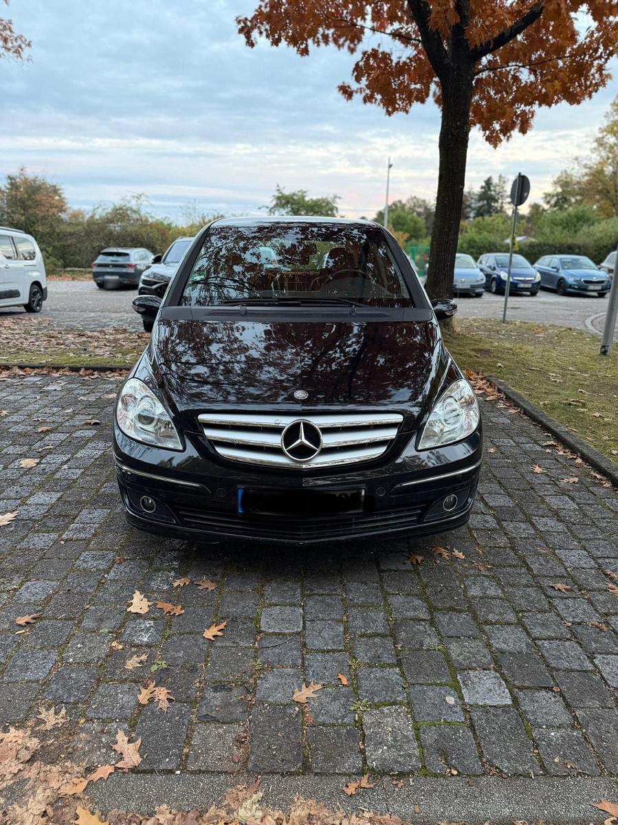 Mercedes-Benz B 180