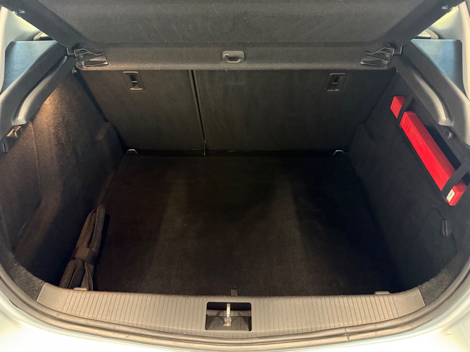 Fahrzeugabbildung Opel Astra J Lim. 5-trg. Selection, Klima,