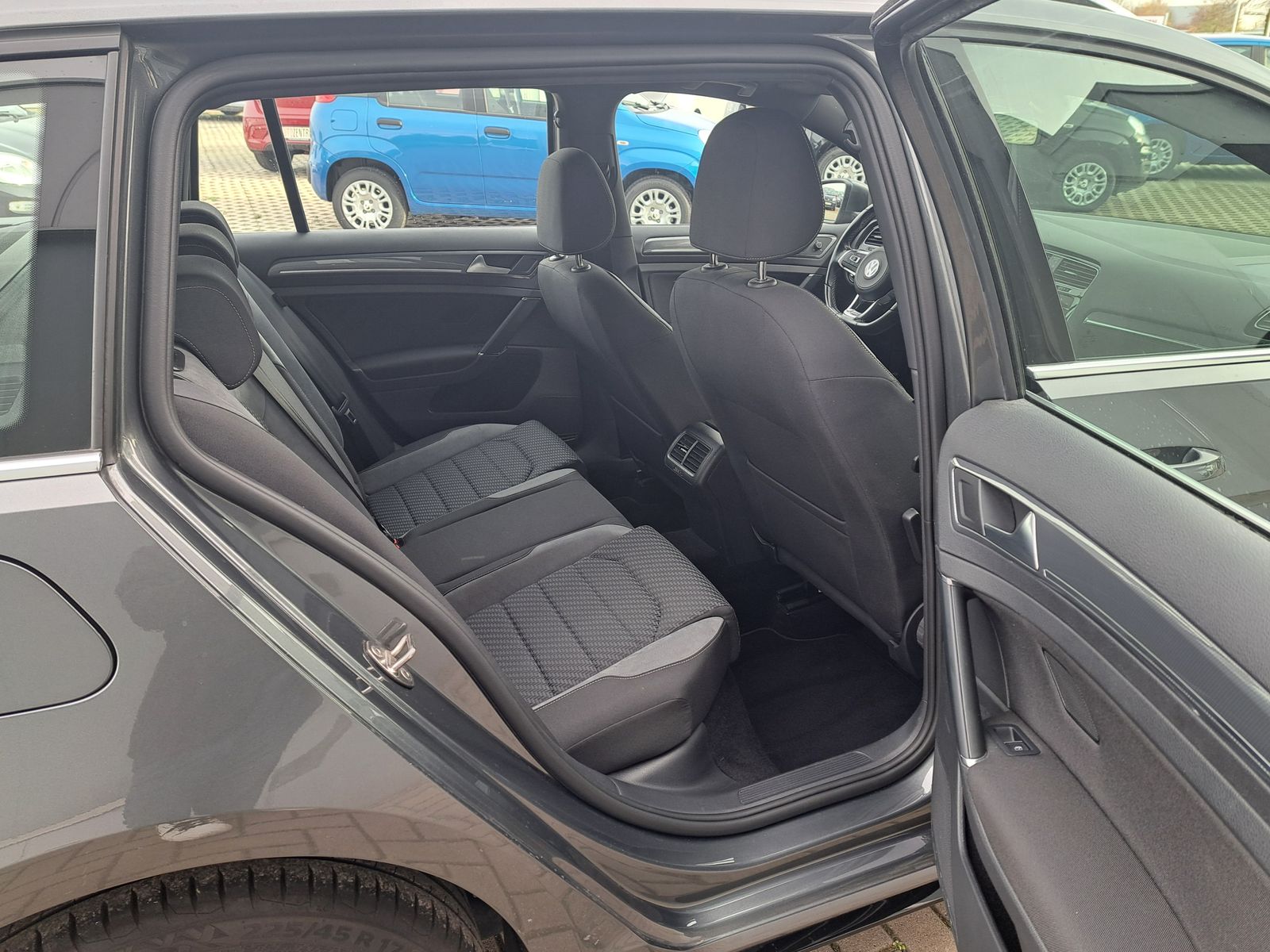 Fahrzeugabbildung Volkswagen Golf 2x R-LINE 1.5TSI DSG LED DYNAUDIO-SOUND ACC