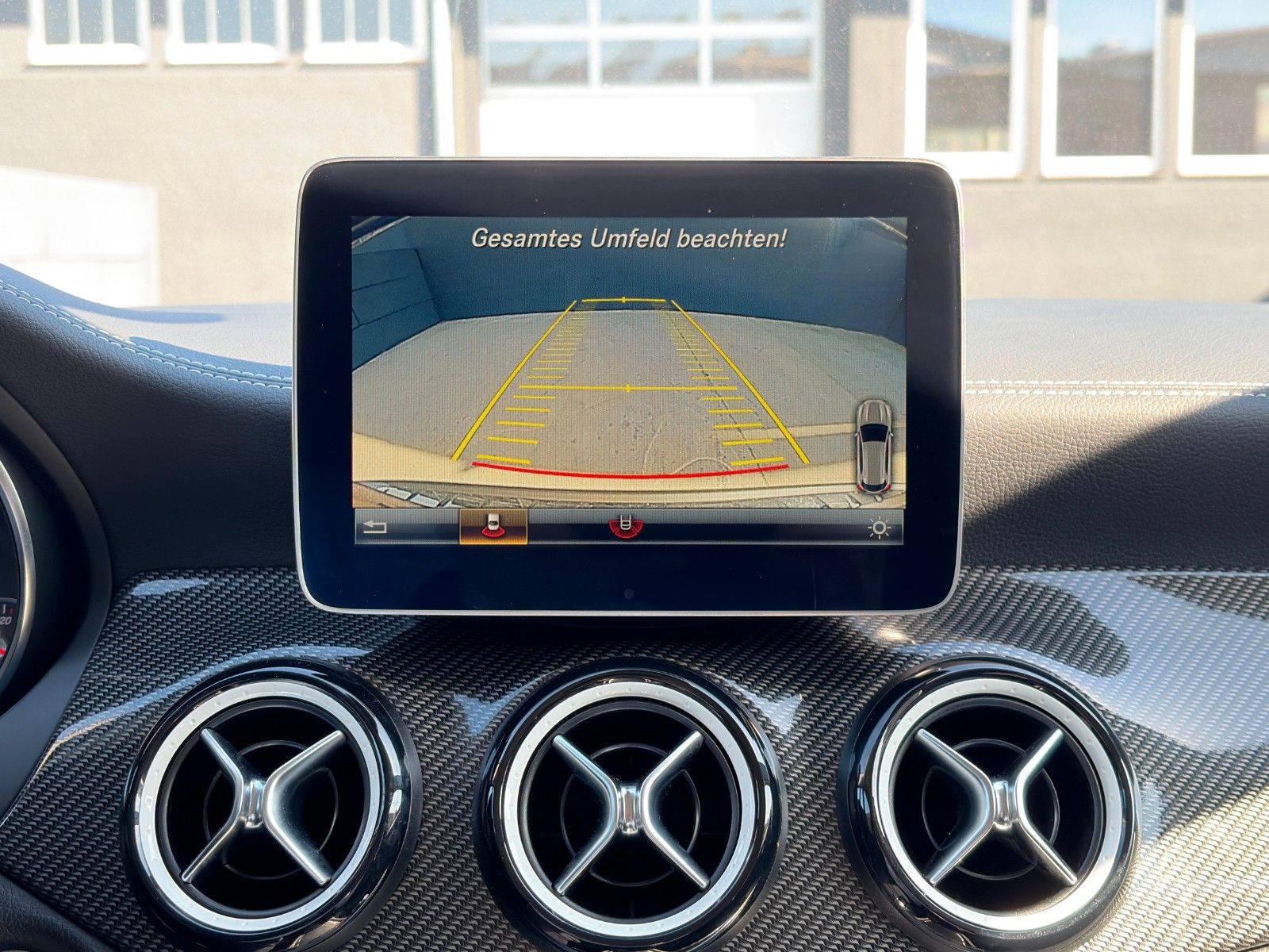 Fahrzeugabbildung Mercedes-Benz GLA 180 Urban Edition SHZ TEMP CAM NAVI BT LED