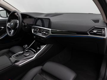 Fahrzeugabbildung BMW 330e xDr Tour Sport Line ACC HUD Pano HiFi Laser