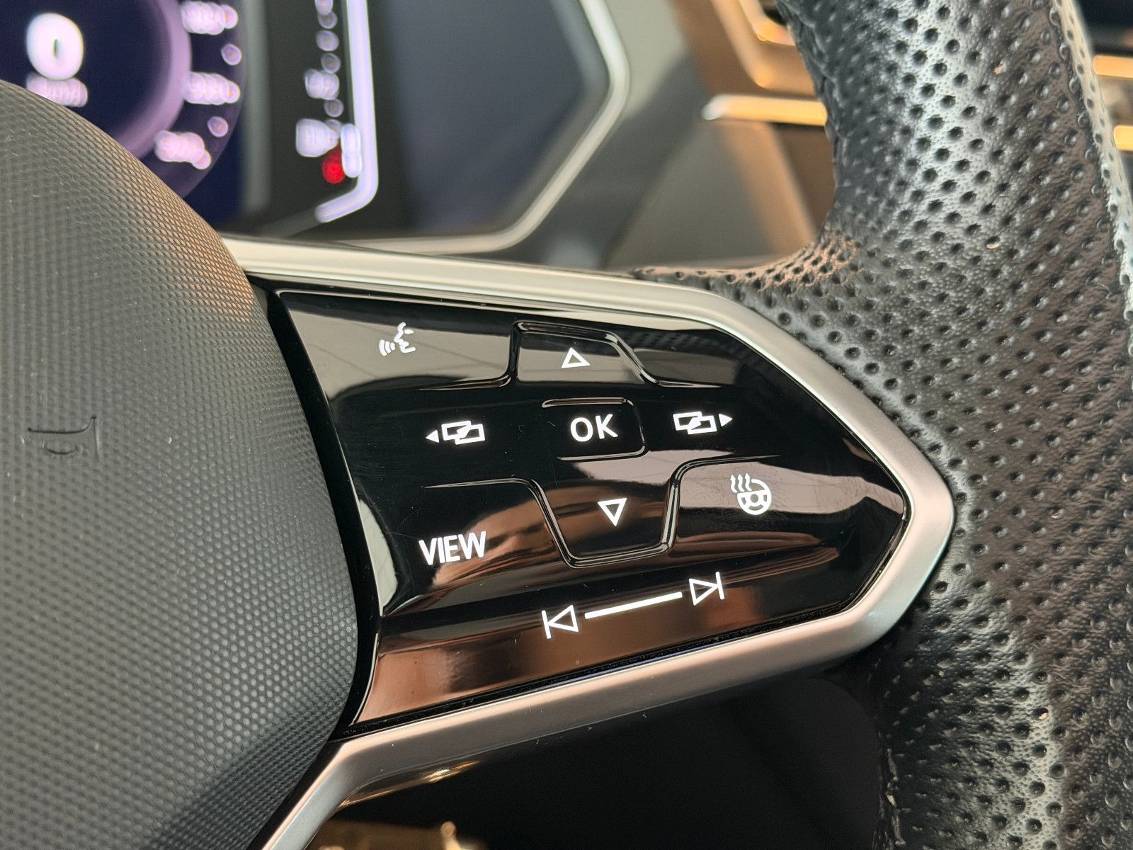 Fahrzeugabbildung Volkswagen Tiguan Allspace R-Line /PANO/HUD/HARMAN-KARDON/