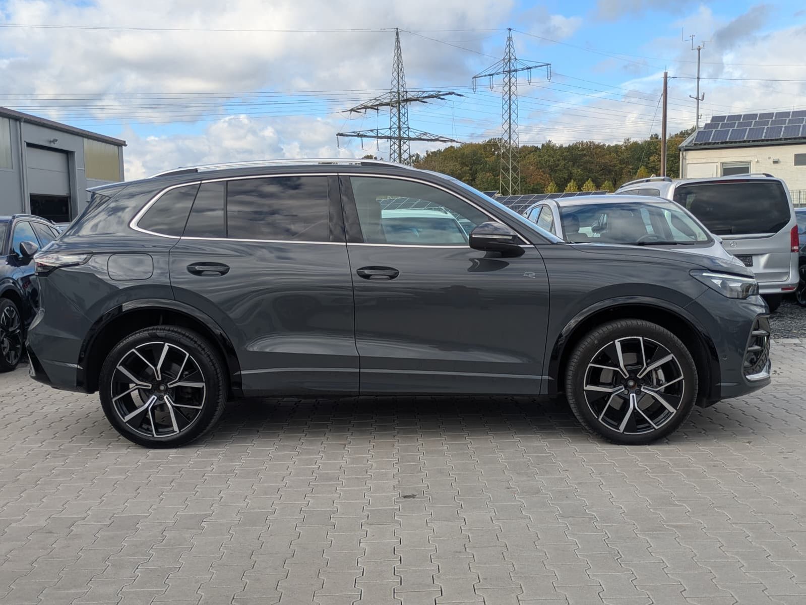 Fahrzeugabbildung Volkswagen Tiguan 2.0 TDI 4M R-Line PANO*H&K*AHK*MATRIX*20"