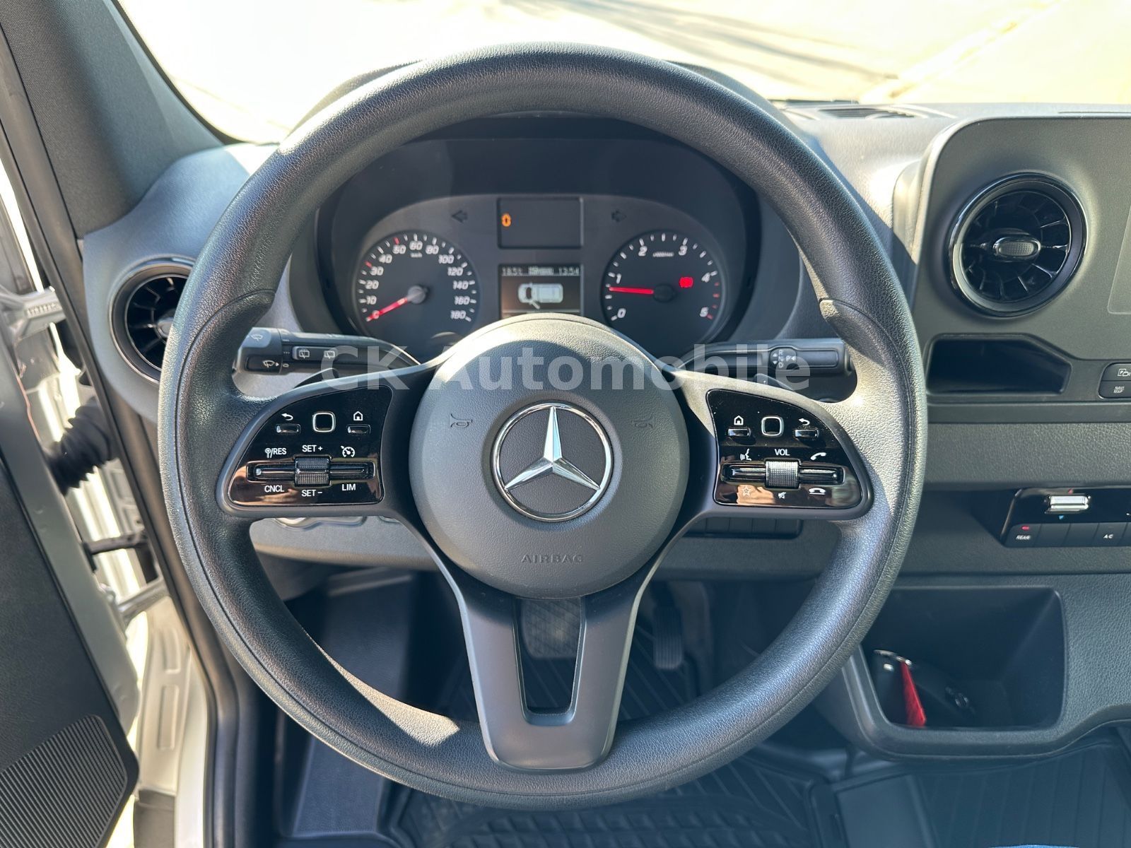 Fahrzeugabbildung Mercedes-Benz Sprinter 319 Kombi 4x4/8 Sitze/Klima/Navi/Kamera