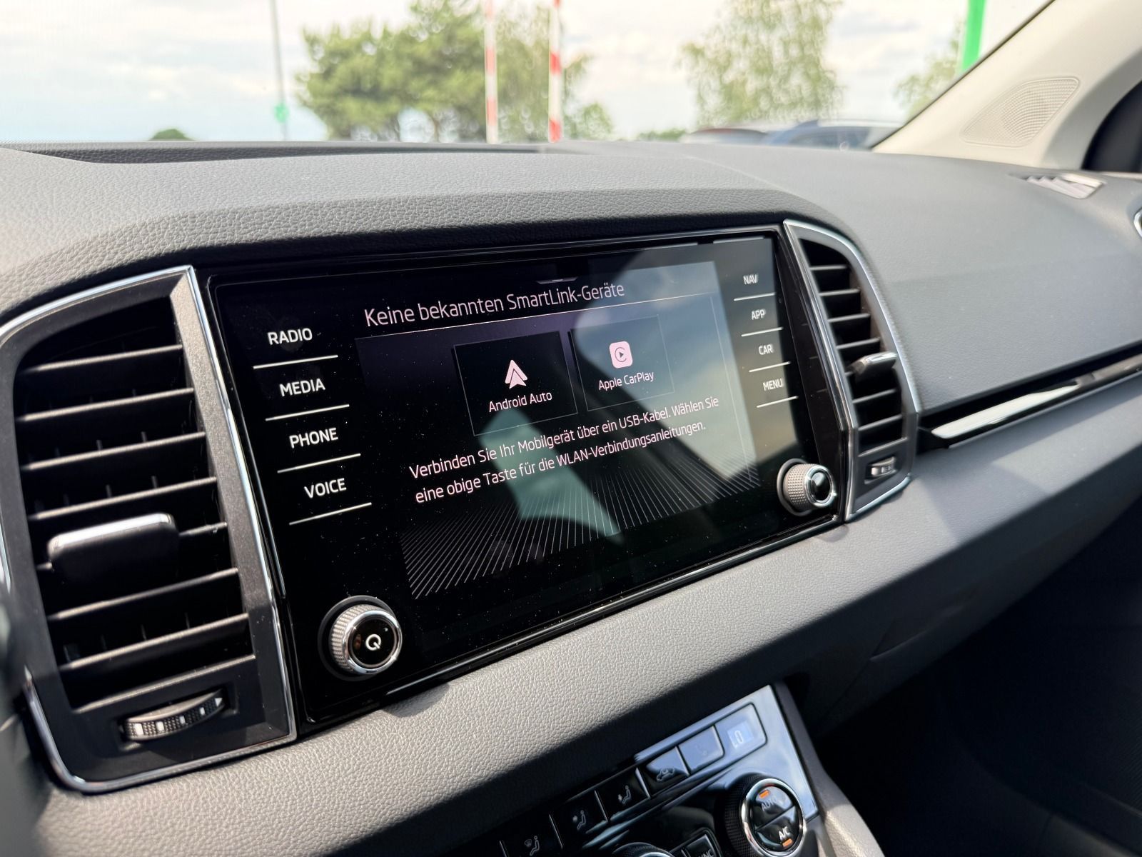 Fahrzeugabbildung SKODA Karoq Tour 1.5 TSI DSG*AHK*360°Cam*behFro*eHeck
