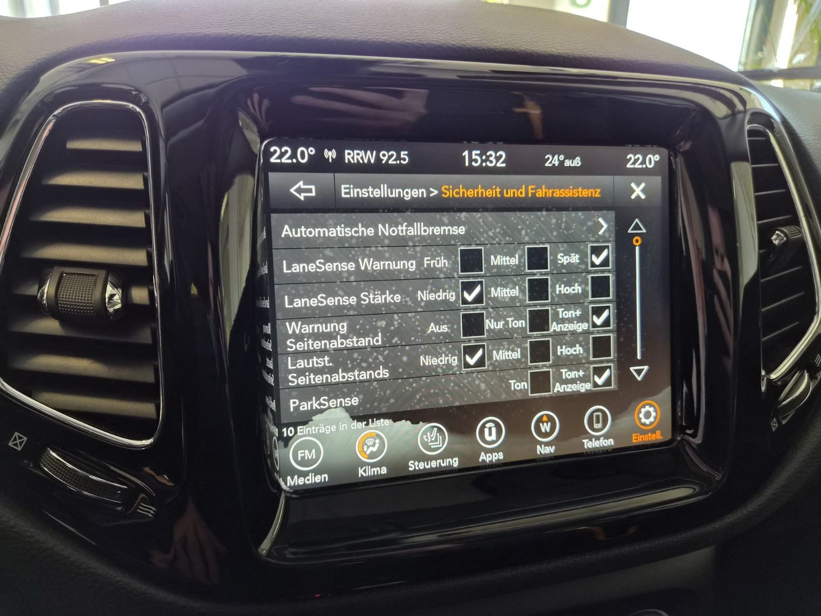 Fahrzeugabbildung Jeep Compass Limited 4WD / LED / NAVI / LEDER