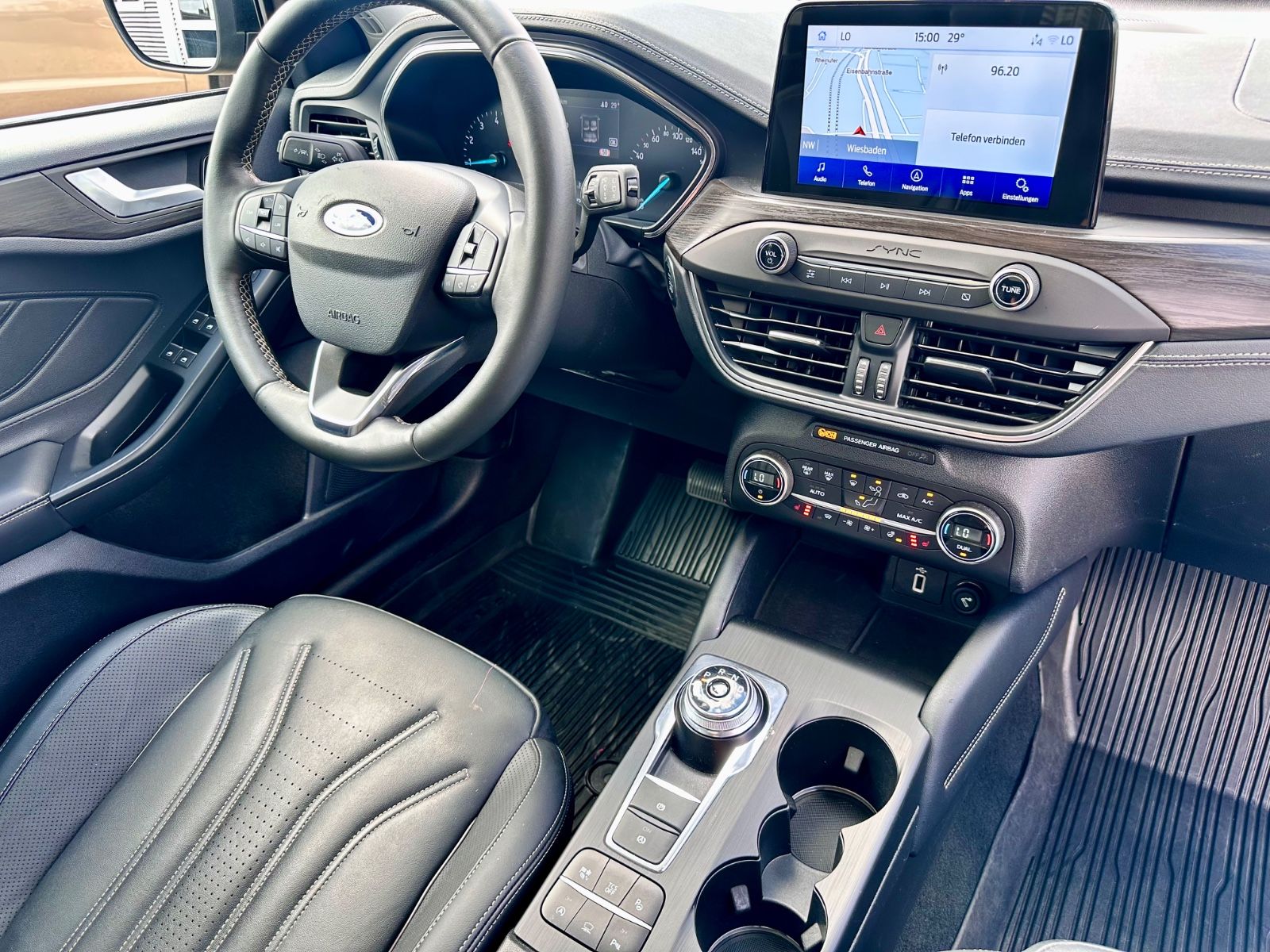 Fahrzeugabbildung Ford FOCUS TURNIER VIGNALE*PANO+LED+1.HAND*