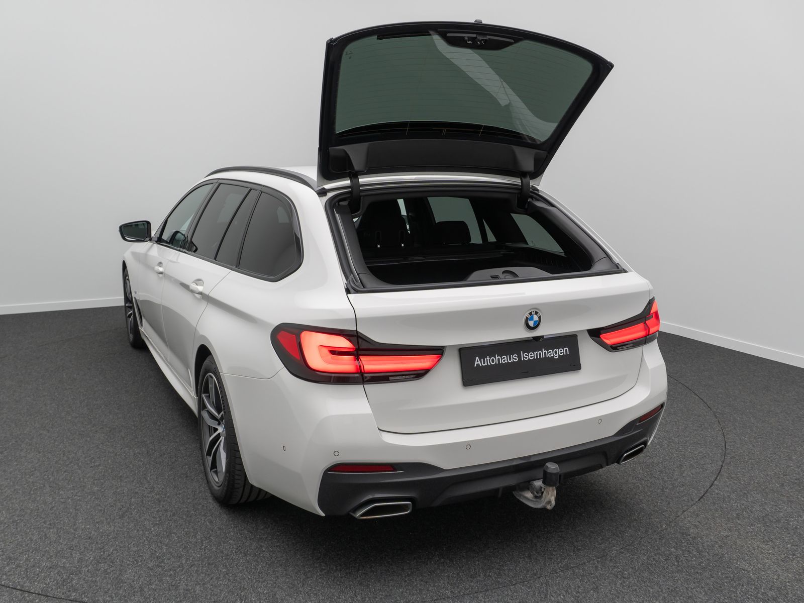 Fahrzeugabbildung BMW 520d M Sport Kamera HUD HiFi AHK Stop&Go Alarm