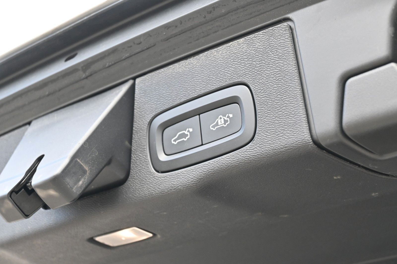 Fahrzeugabbildung Volvo XC60 B4 Ultimate Dark AWD*LUFT*360°*SDTHZG*LED