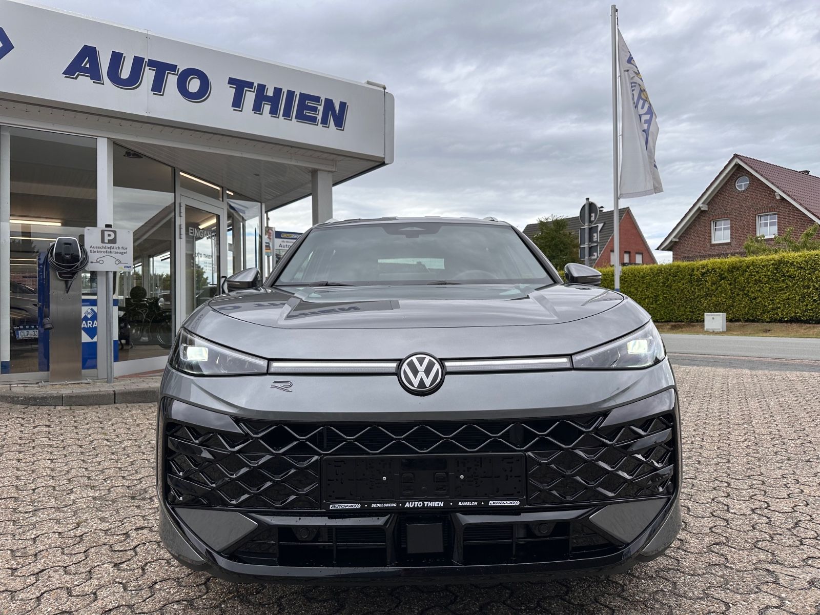 Fahrzeugabbildung Volkswagen T-Roc R Line 1.5 eTSI DSG APP/ACC/AHK/LED/eHeck