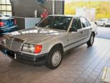 Mercedes-Benz 230E W124, H-Kennzeichen Km Original (Rentner) - Mercedes-Benz W124 aus dem Jahr 1988