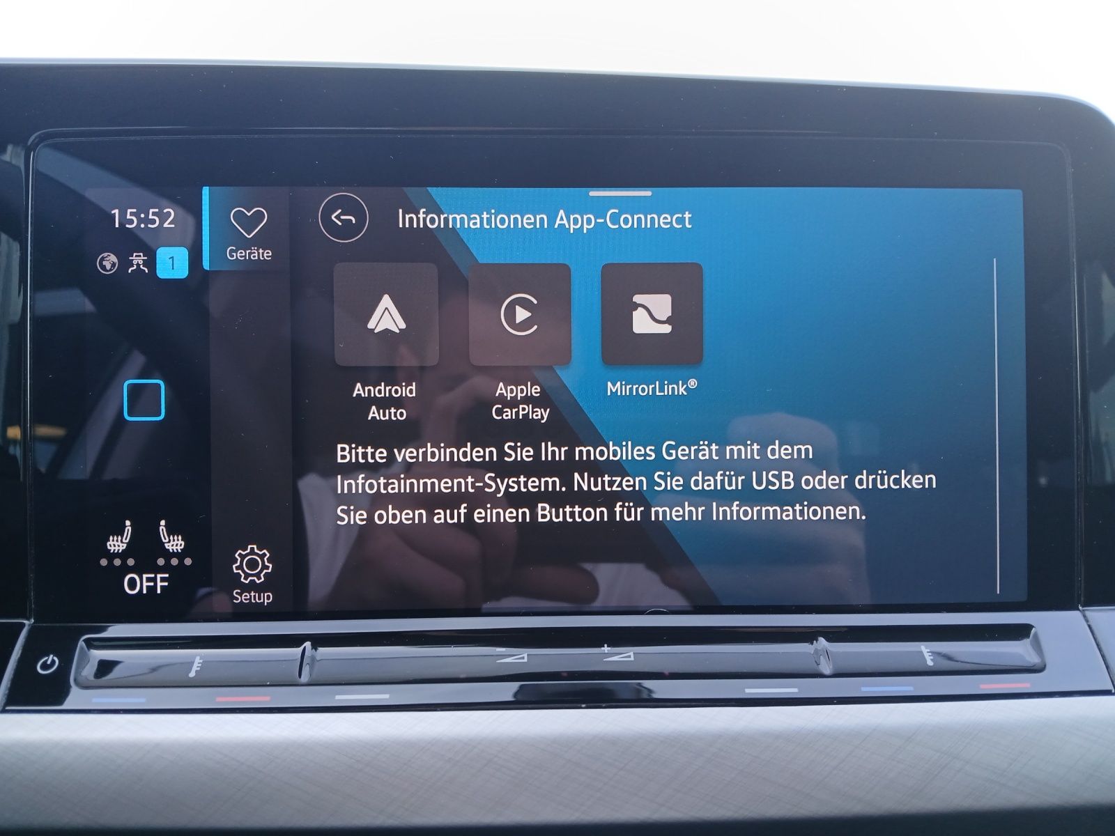 Fahrzeugabbildung Volkswagen Golf VIII eTSI Life DSG LED AHK Navi Pano AID AC