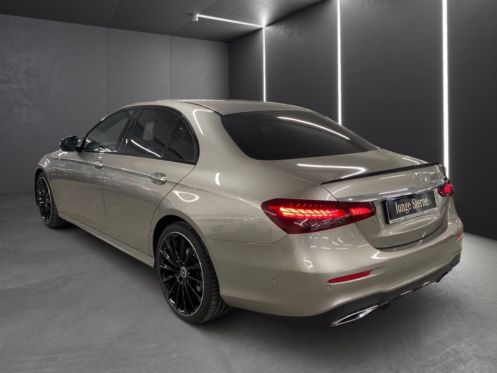 Fahrzeugabbildung Mercedes-Benz E 220 d AMG Distronic*360°*Standheizung*Memory*