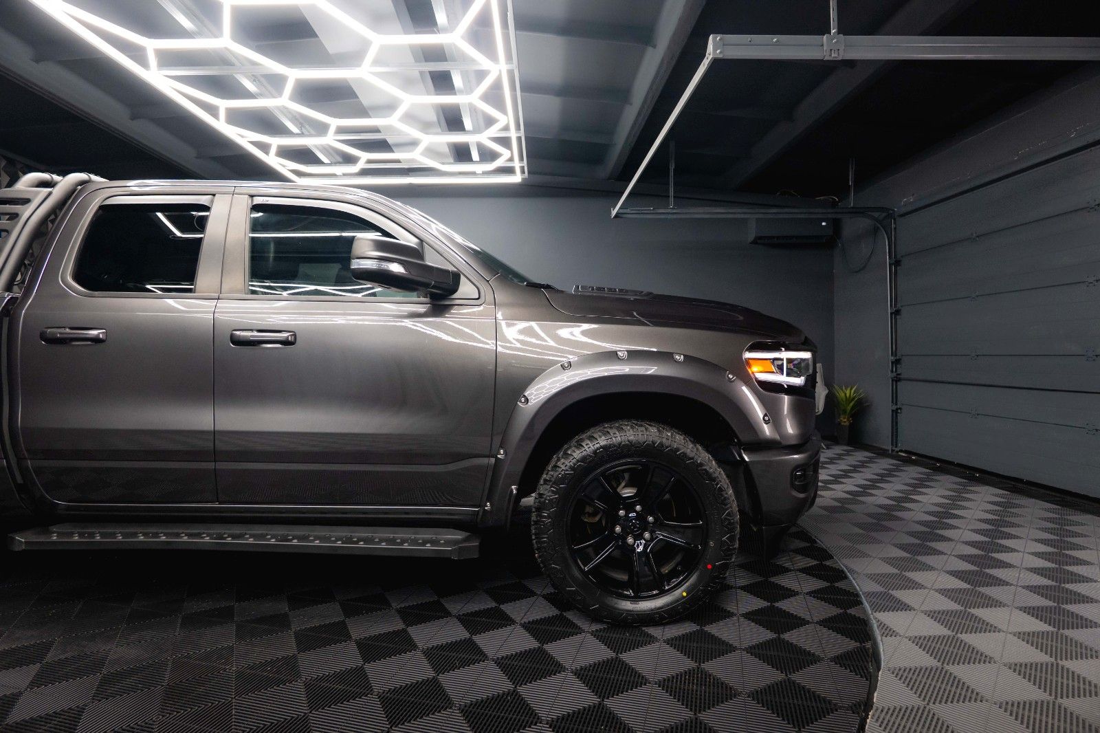 Fahrzeugabbildung Dodge RAM 5.7 V8 HEMI 4x4 OFFROAD Night Limited 19%