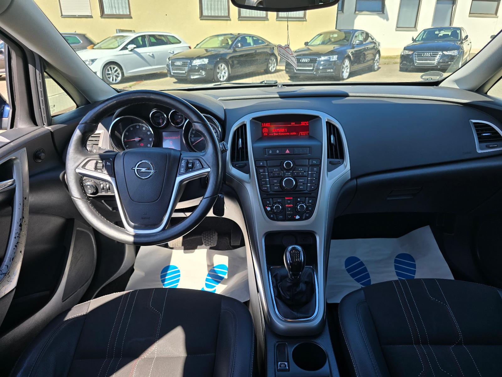 Opel Astra 2012 — photo 16