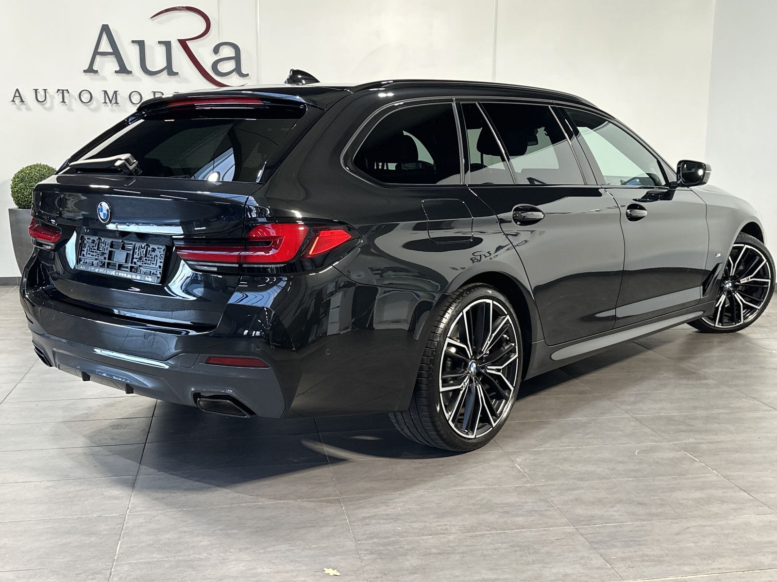 Fahrzeugabbildung BMW 530i Touring xDrive M-Sport NAV+LED+AHK+HUD+H&K