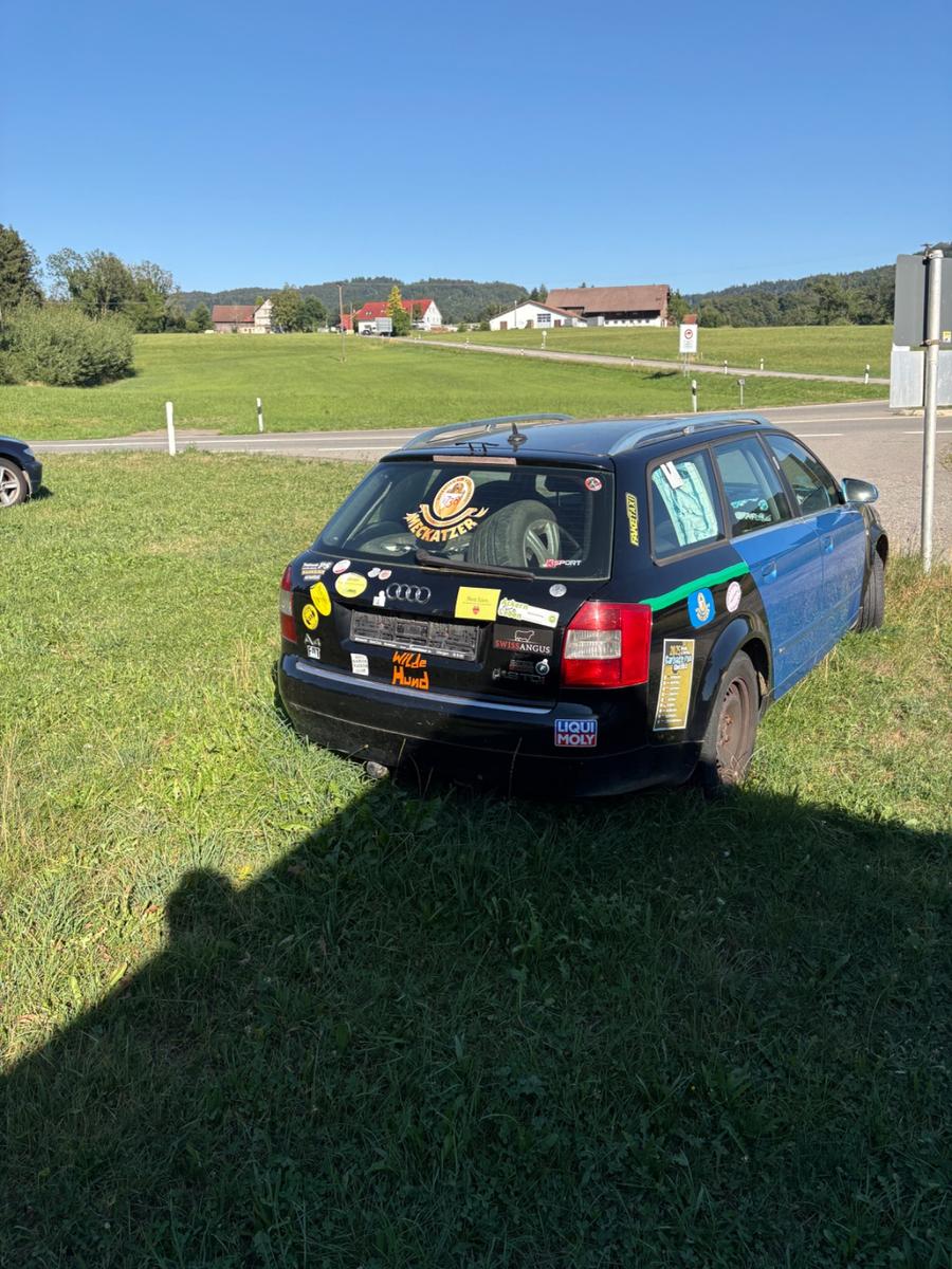 Audi A4 2004 — салон