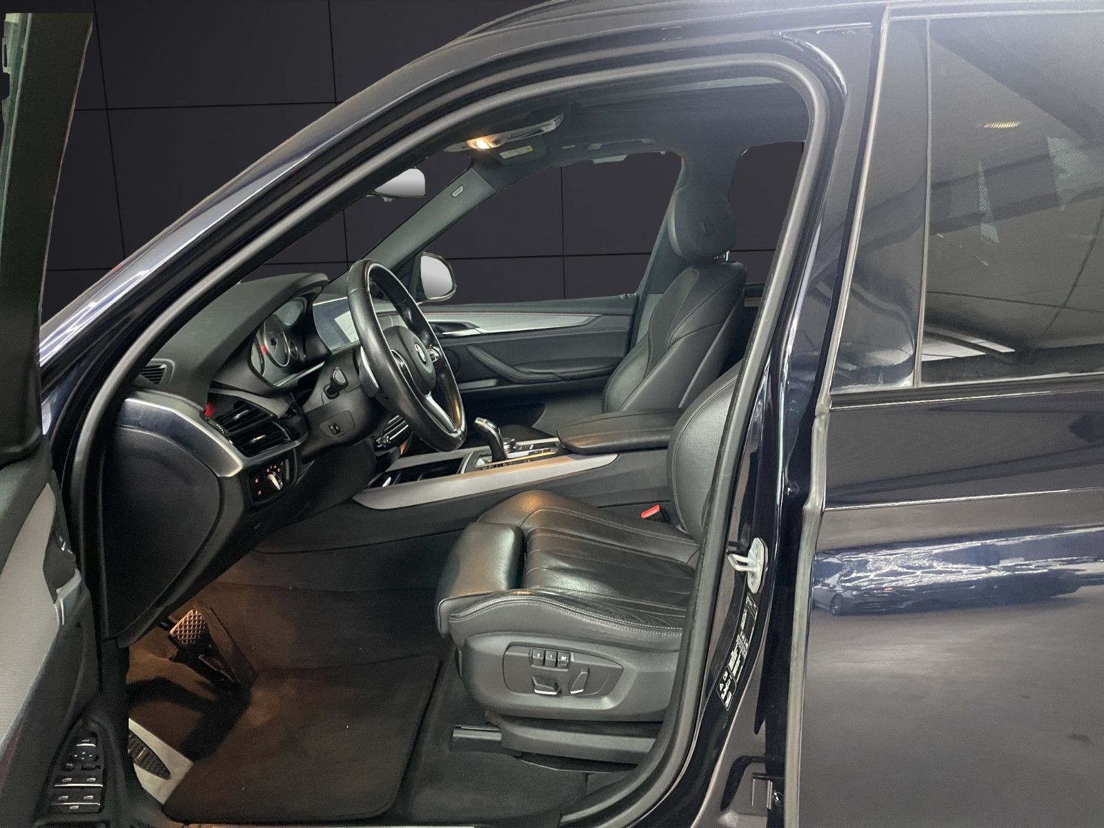 Fahrzeugabbildung BMW X5 xDrive 35 i *Pano*AHK*Sport-Paket M*Leder*