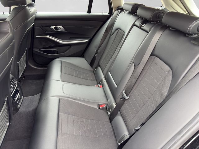 Fahrzeugabbildung BMW 330d Touring Sport Line+LED+Driving Ass+AHK+Navi