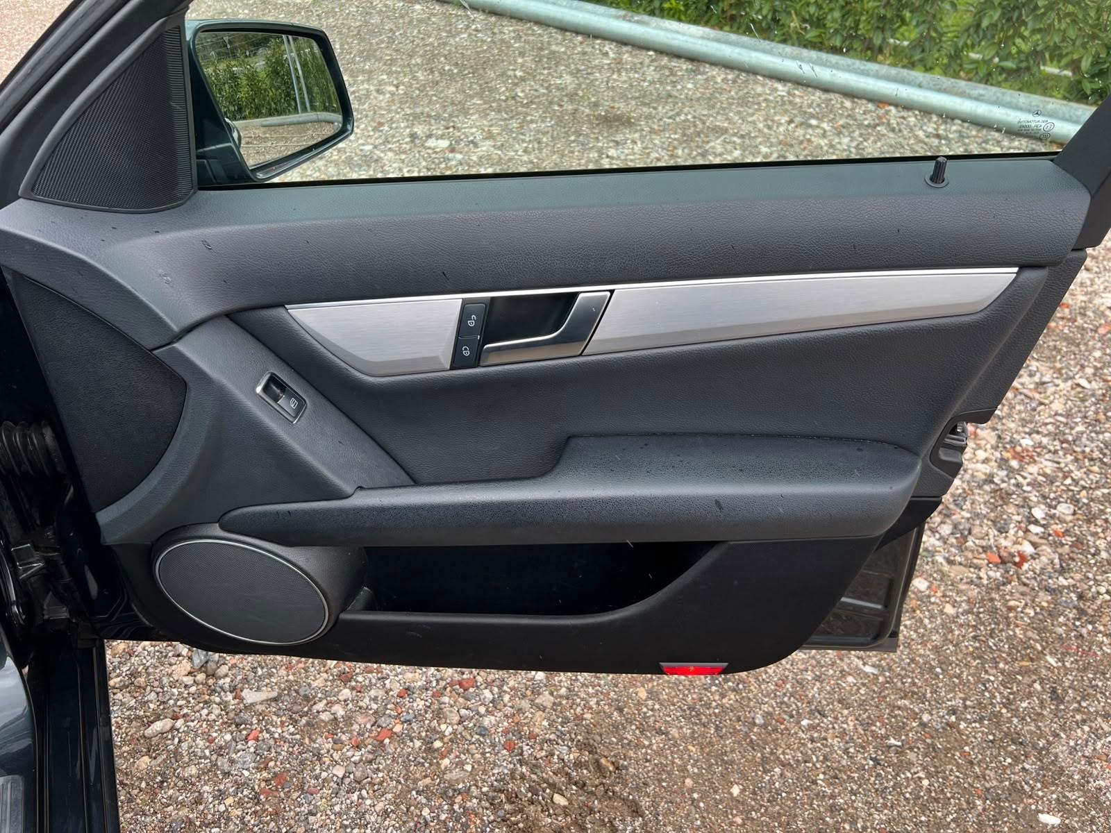 Mercedes-Benz C220 2011 — photo 17