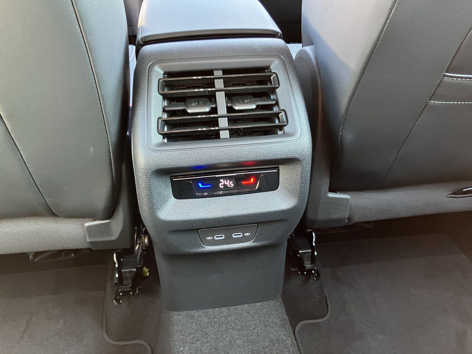 Fahrzeugabbildung Volkswagen Tiguan 1.5 e Life DSG LED ACC RearView Ambiente
