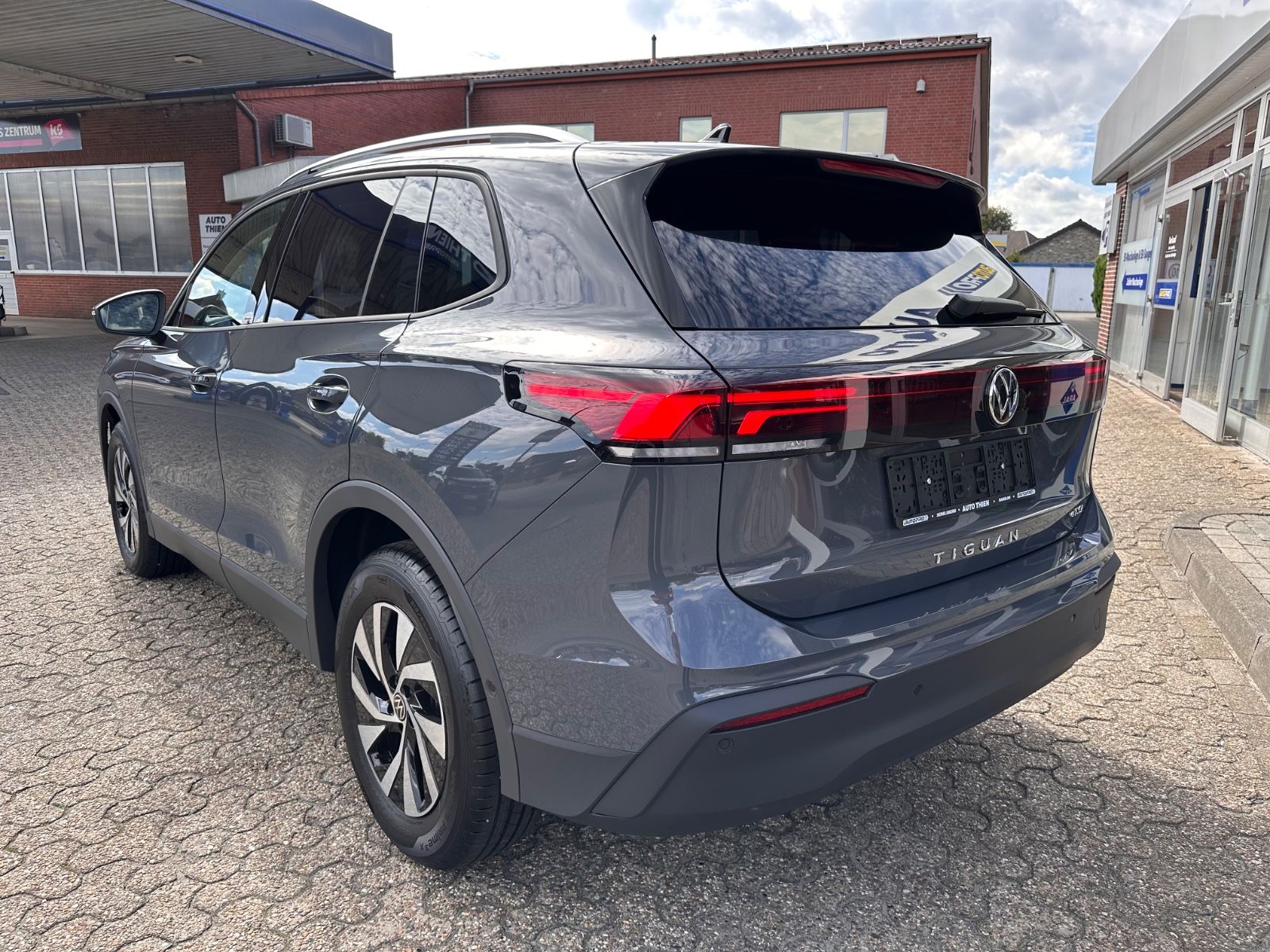 Fahrzeugabbildung Volkswagen Tiguan 1.5 eTSI Life DSG AHK/360°/APP/ACC/Keyles