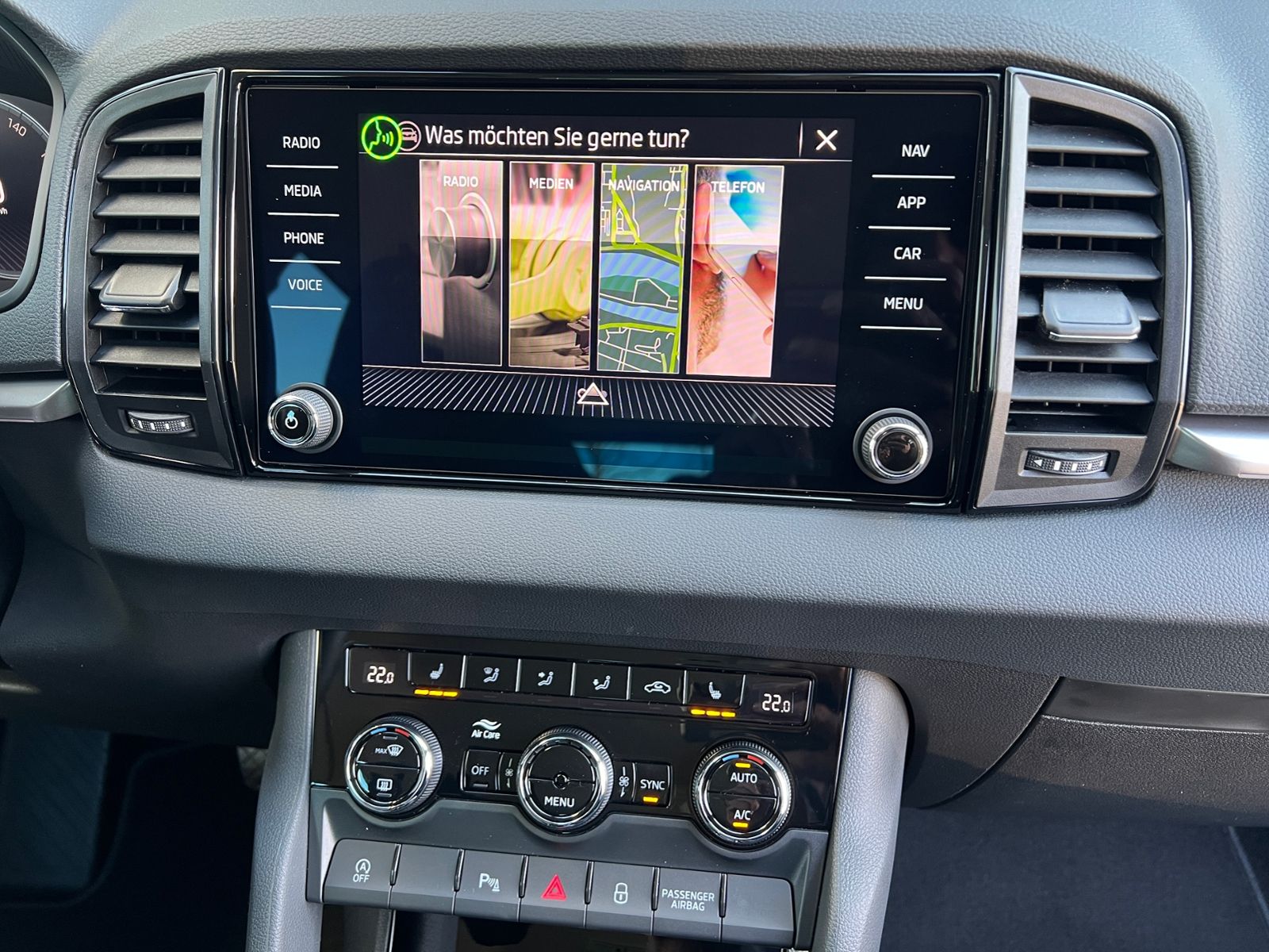 Fahrzeugabbildung SKODA Karoq Tour 1.5 TSI DSG *AHK, 17" LM-Felge, Navi,