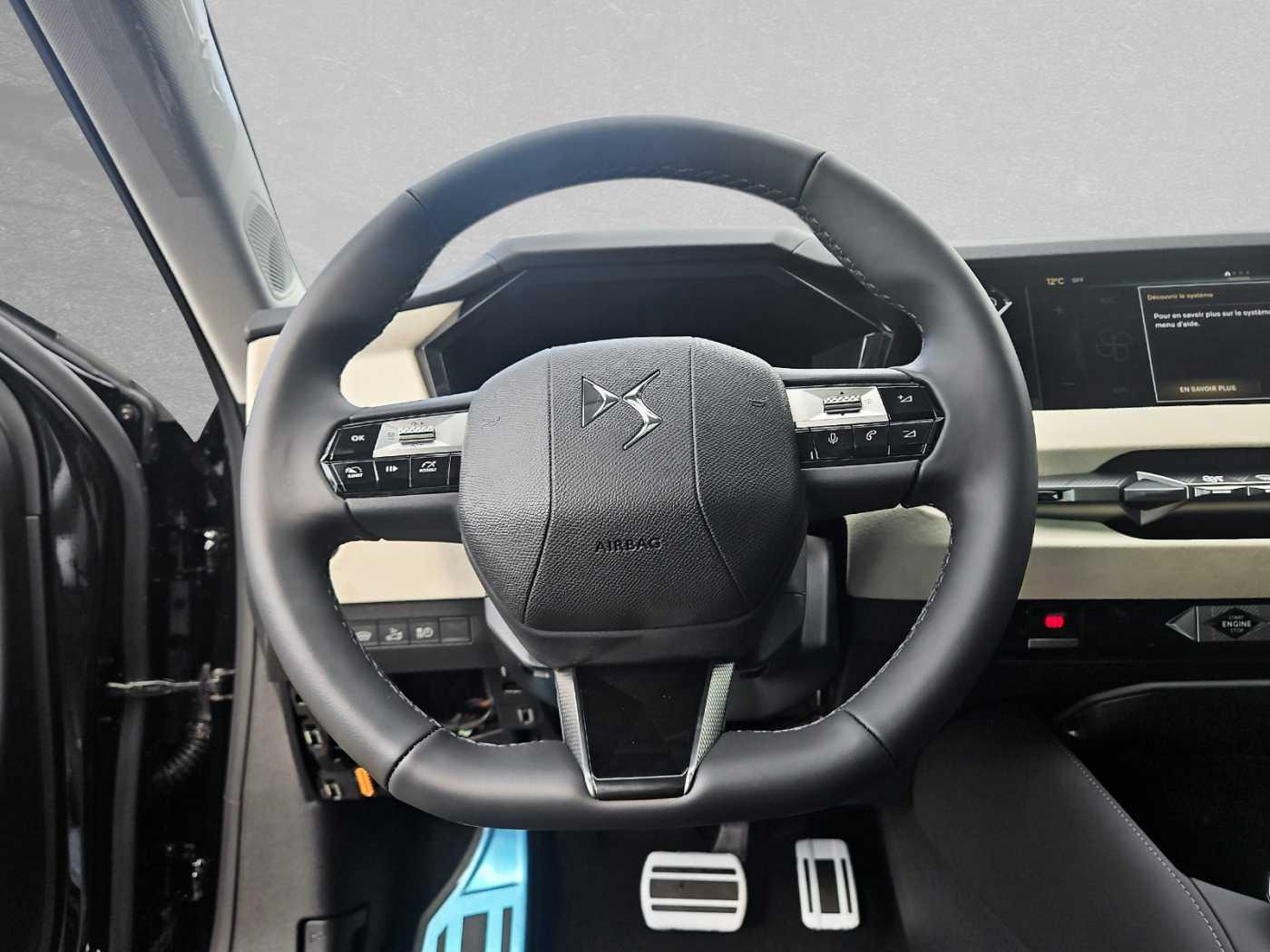 DS Automobiles N°4 E-Tense JULES VERNE Alcantara