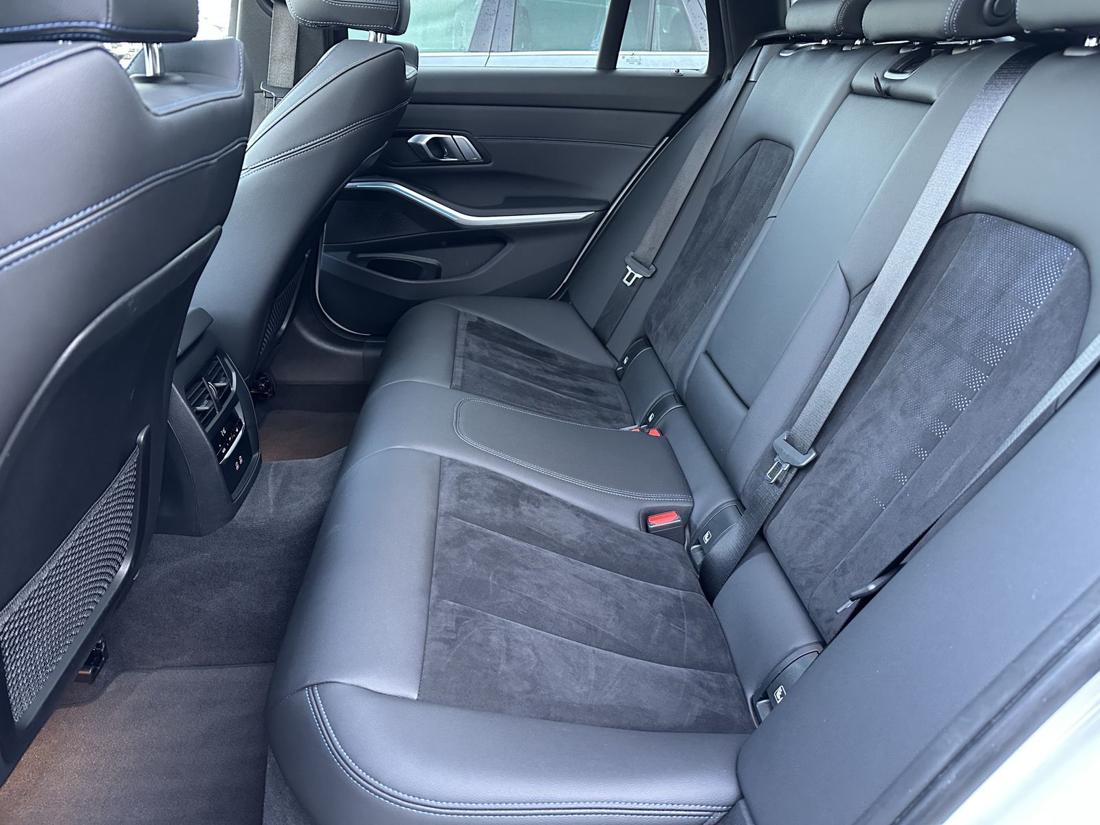 Fahrzeugabbildung BMW 330e Touring M-Sport NAV+LED+PANO+19ZO+ALARM+1HD