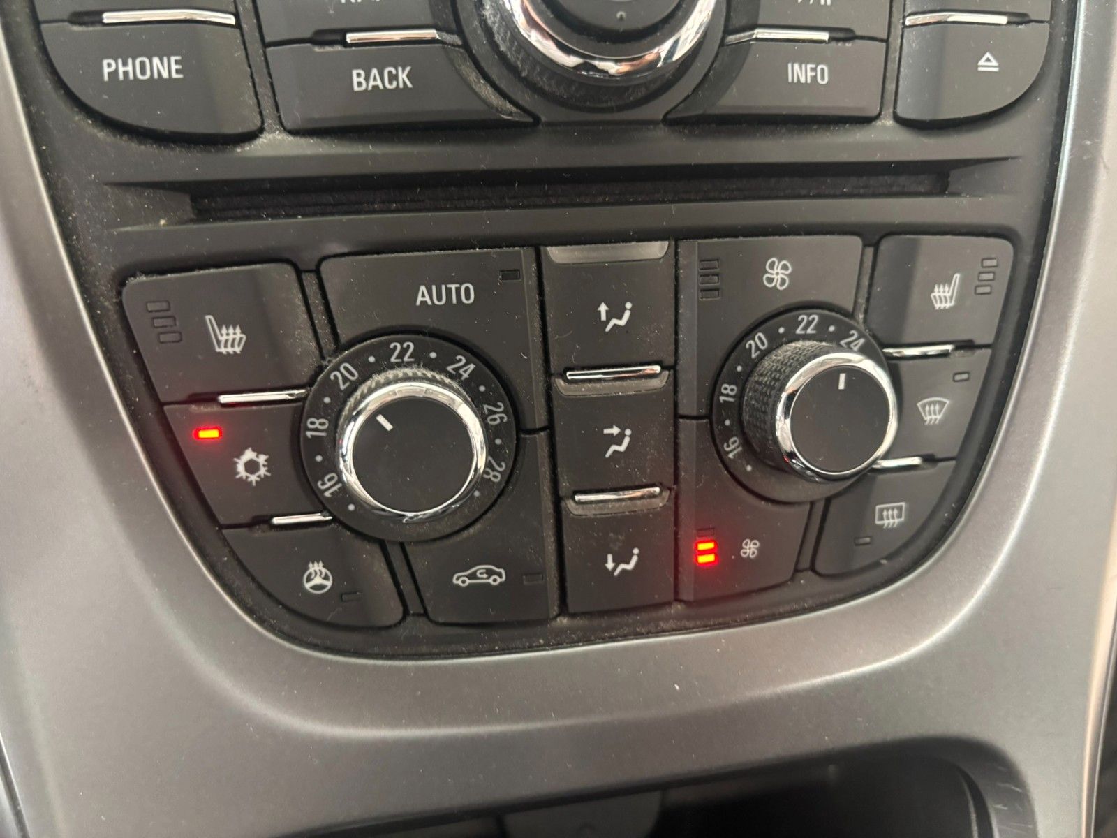 Fahrzeugabbildung Opel Astra J ST 1.4T Edition AHK/ALLWETTER/SHZ/NAVI