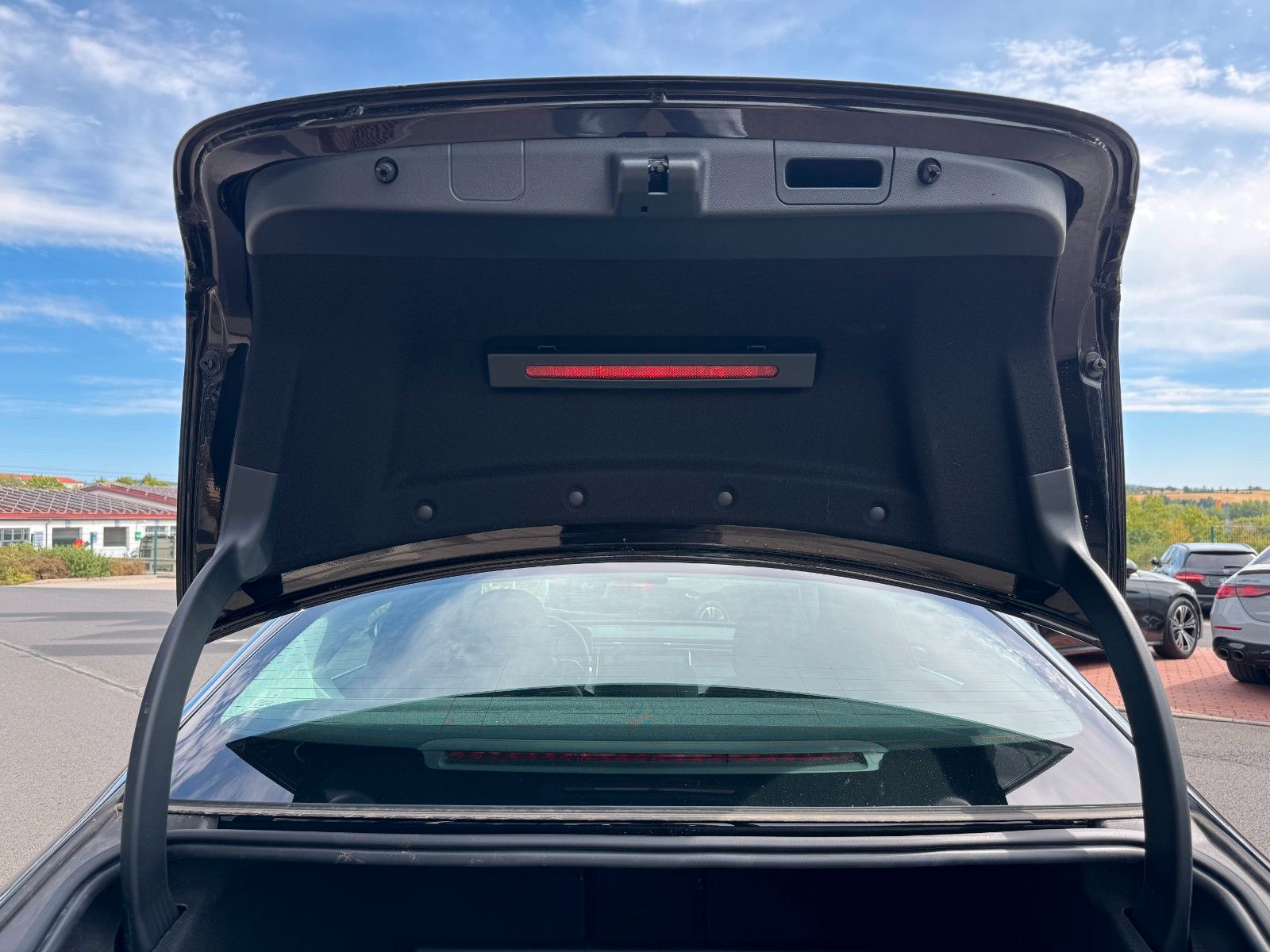 Fahrzeugabbildung Mercedes-Benz E 220 d Avantgarde R-Kamera+Pano+Distr+TotW+ - mit KI generiert/bearbeitet