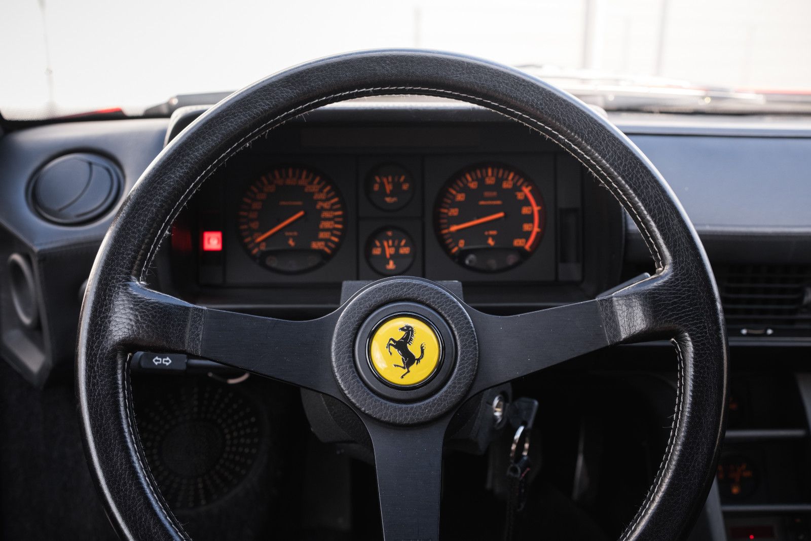 Fahrzeugabbildung Ferrari Testarossa - 2. Hd.- wenig KM - dt. Auto - TOP!