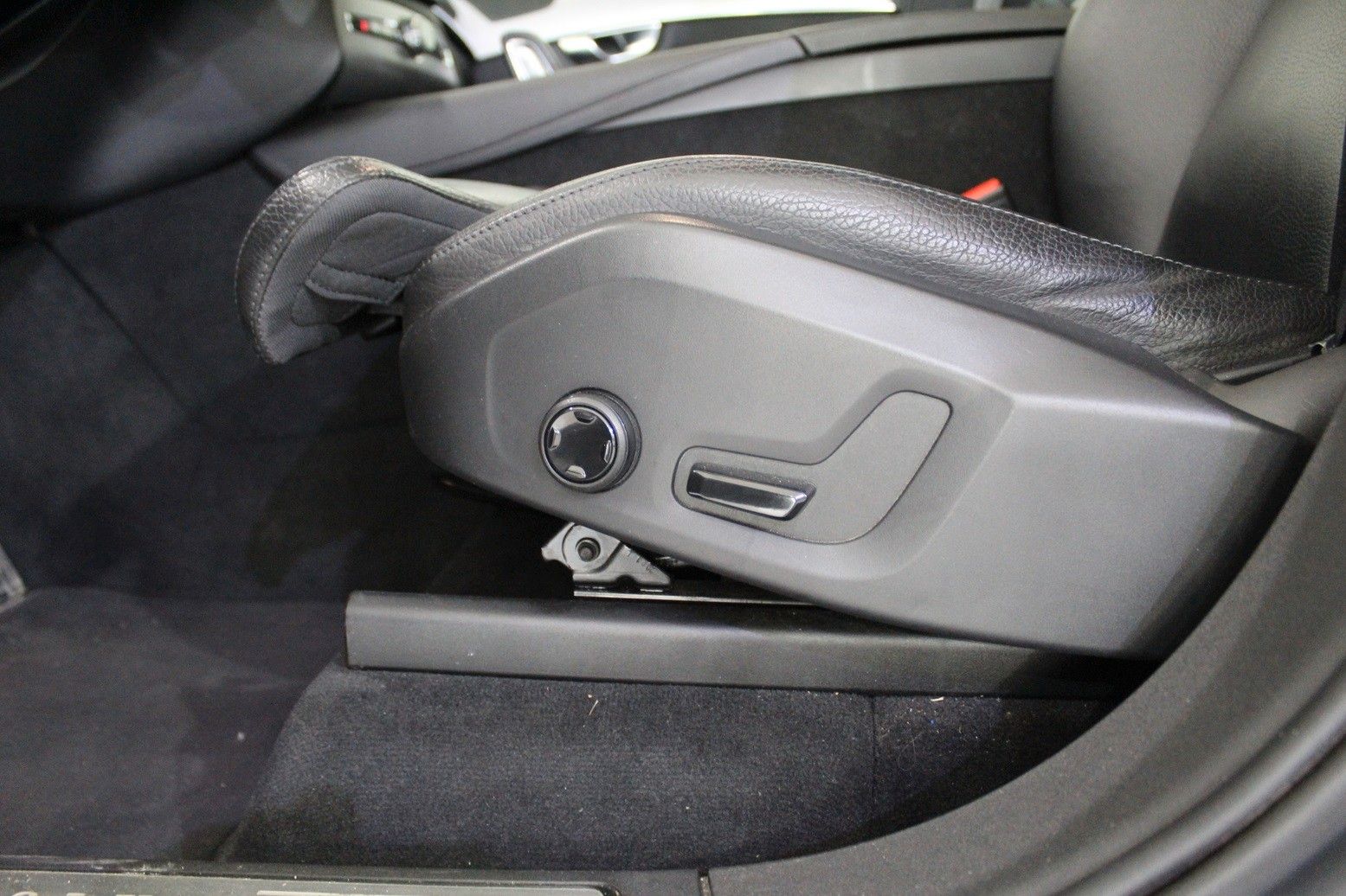 Fahrzeugabbildung Volvo XC90 Momentum Pro  AWD/4xSHZ/LHZ/PANO/LEDER/HUD