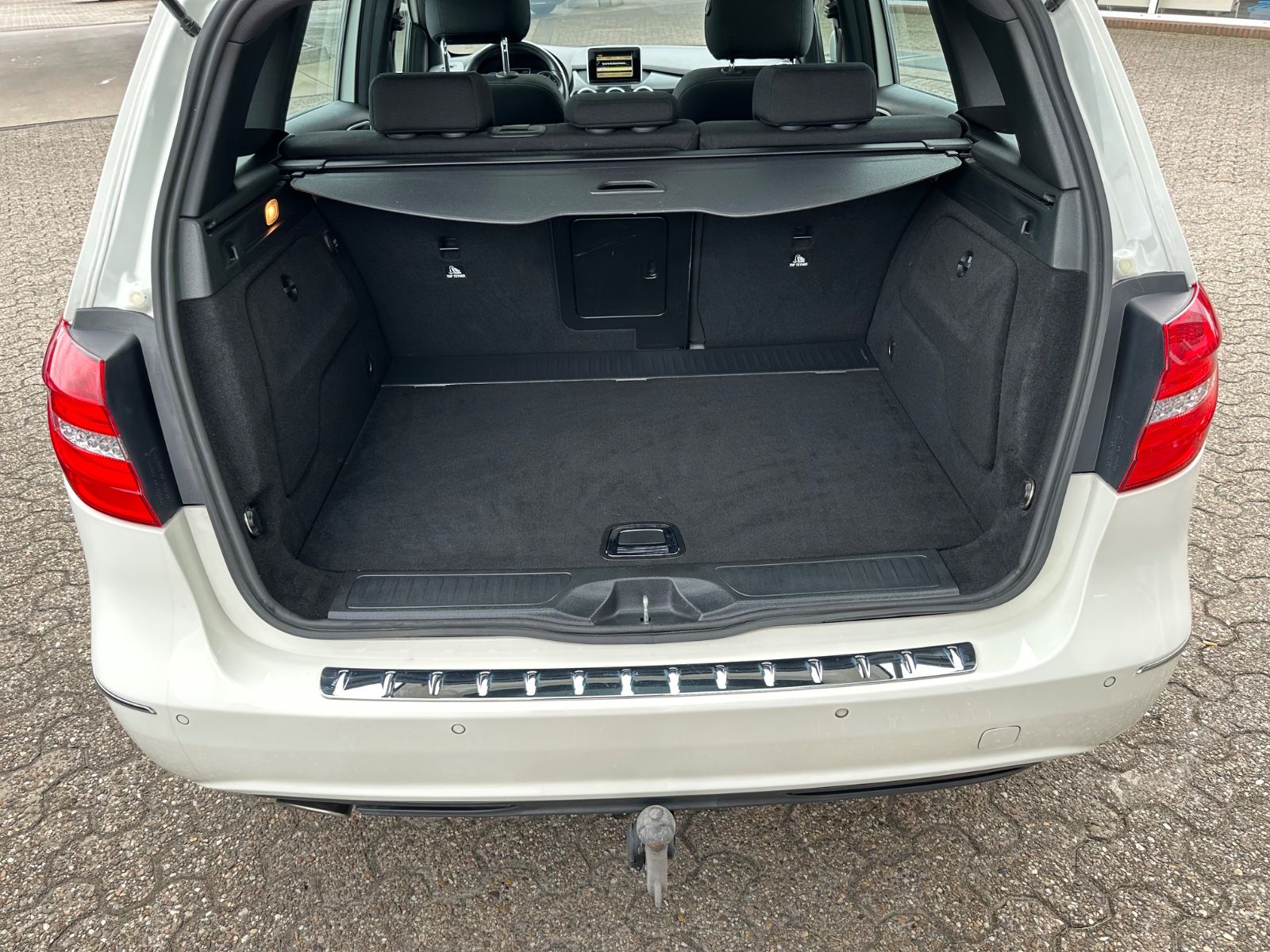 Fahrzeugabbildung Mercedes-Benz B 180 AHK/BiXenon/Pano/Navi/SHZG/GJR