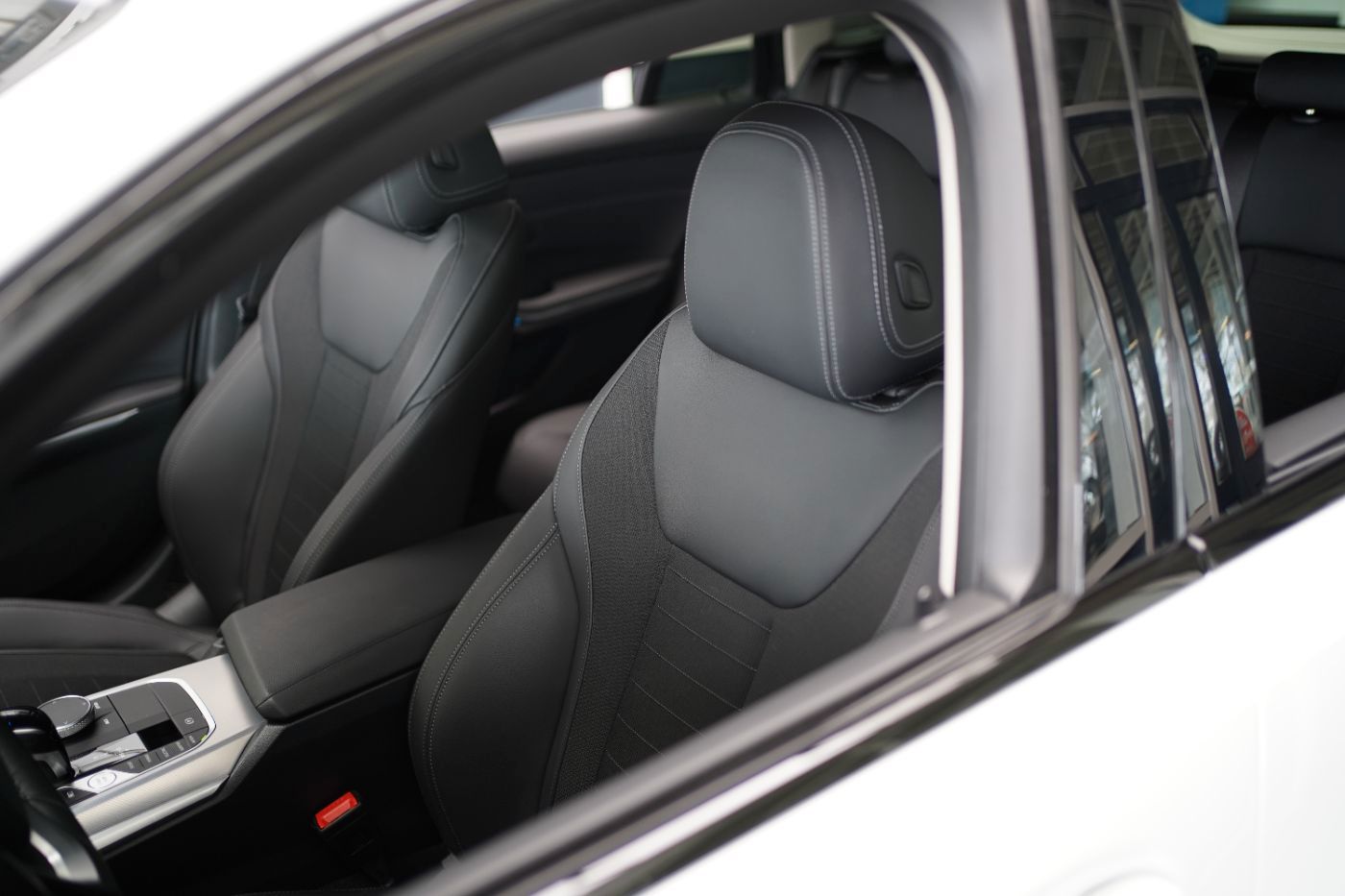 Fahrzeugabbildung BMW 330e xDri Sport Line +HeadUp+Laserlicht+Komfortz