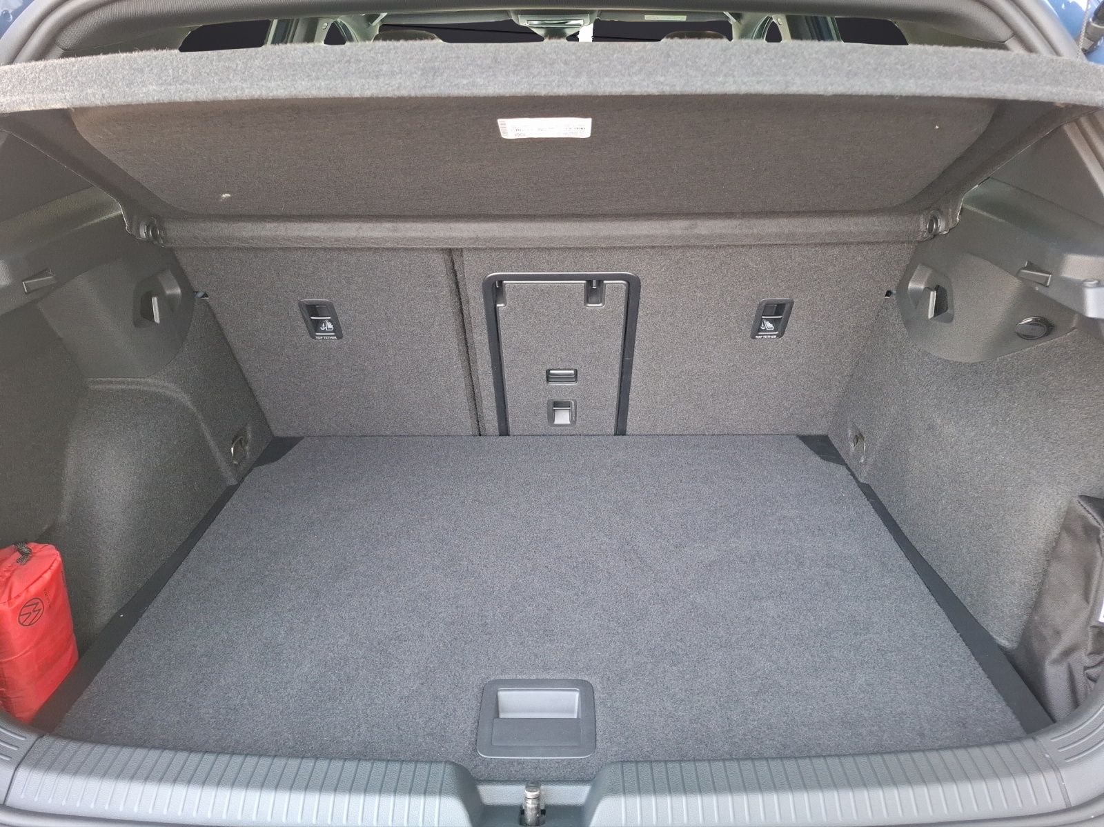 Fahrzeugabbildung Volkswagen Golf VIII TSI R-Line LED APP AID ACC RFK SH LHZ