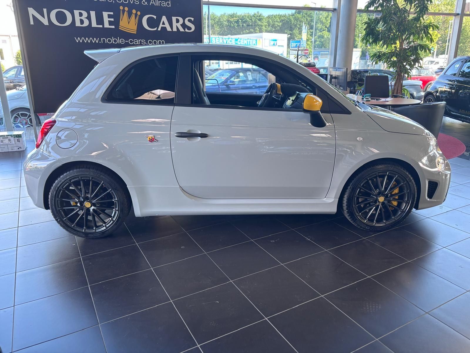 Fahrzeugabbildung Abarth 695 Competizione BEATS SOUNDSYSTEM NAVI ALU