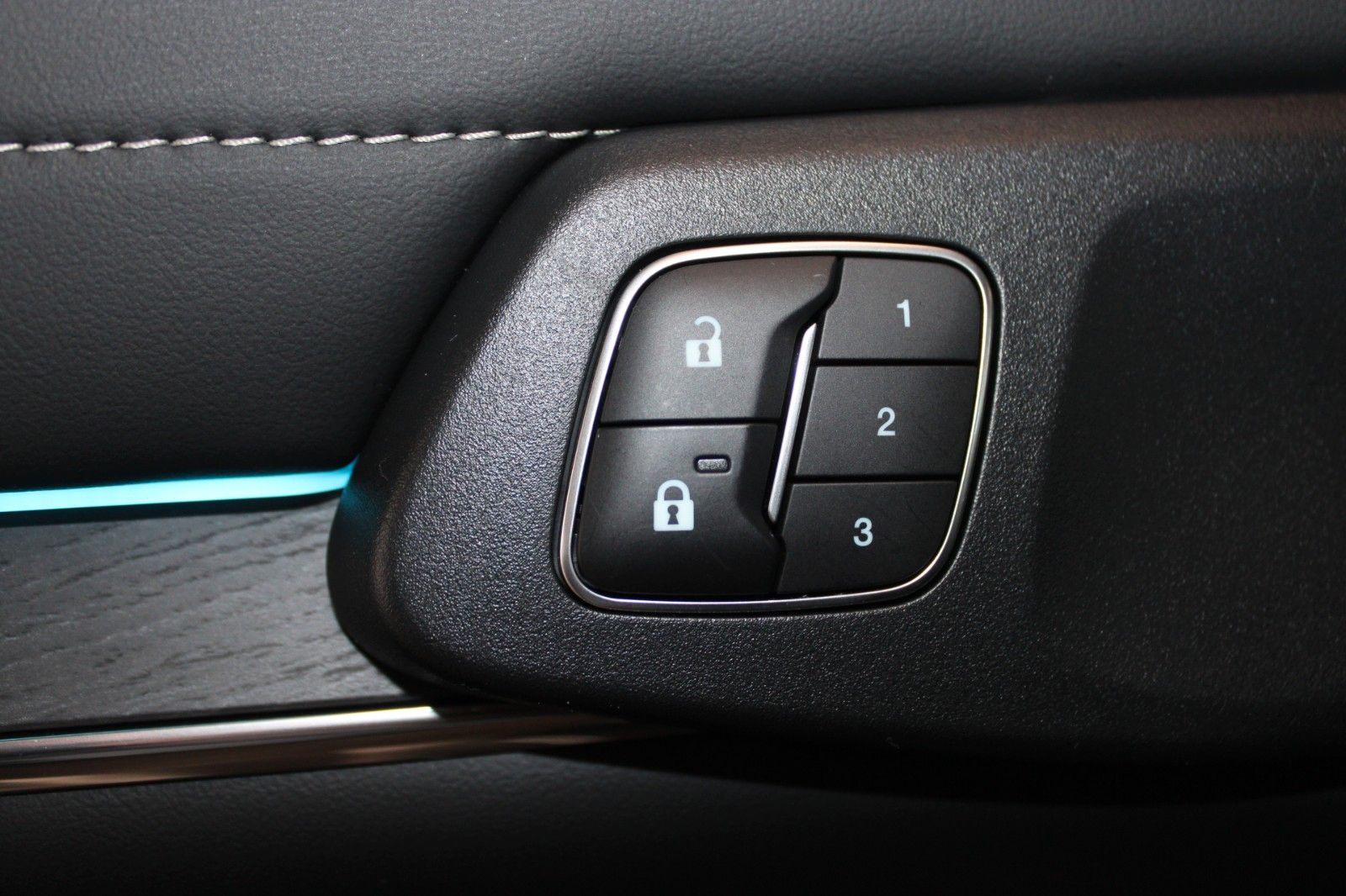 Fahrzeugabbildung Ford Ranger Platinum Automatik LEDER B&O ROLLO AHK